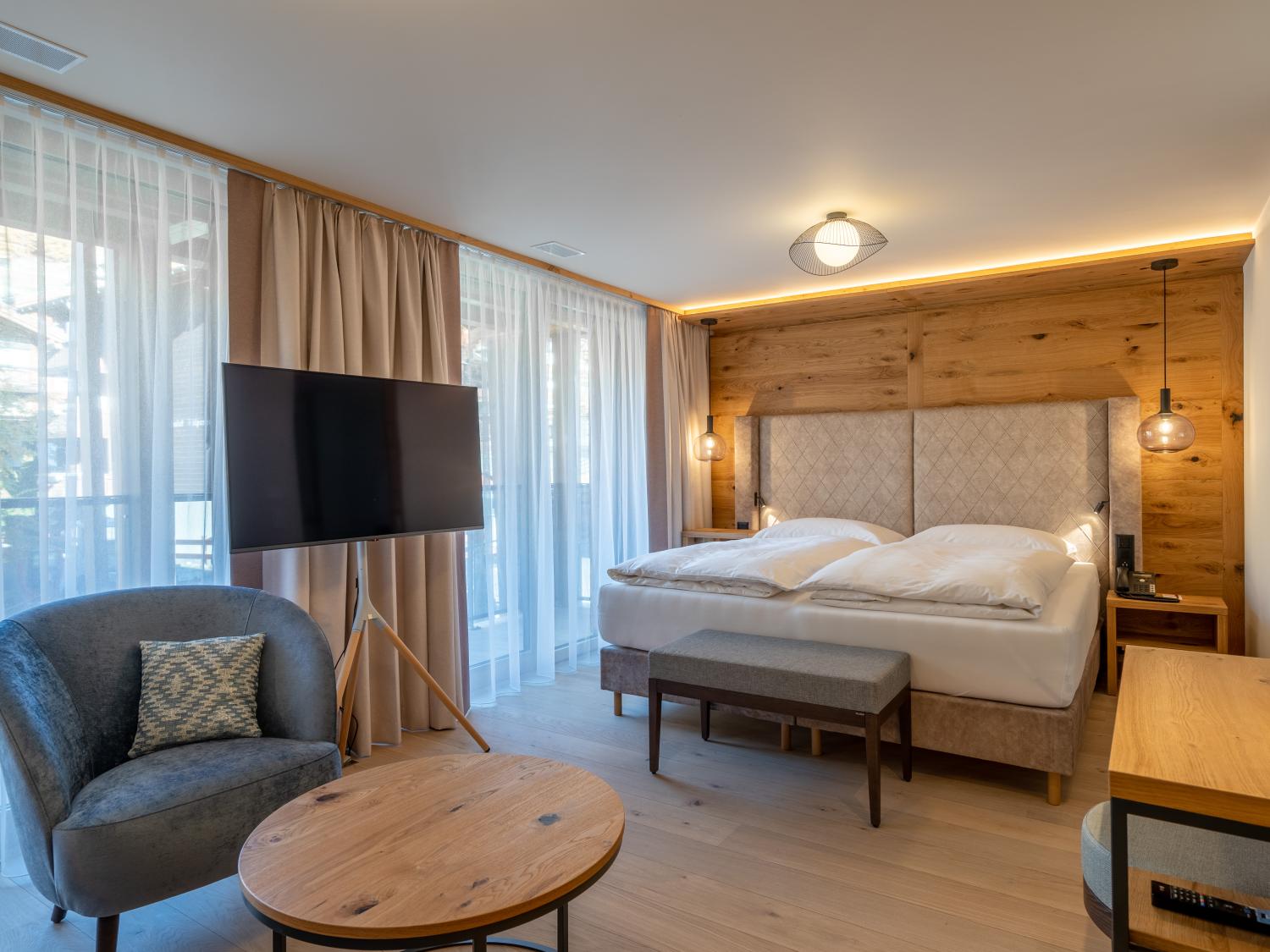 Gemütliches Zimmer im Resort La Ginabelle Zermatt mit Holzdekor und Balkon