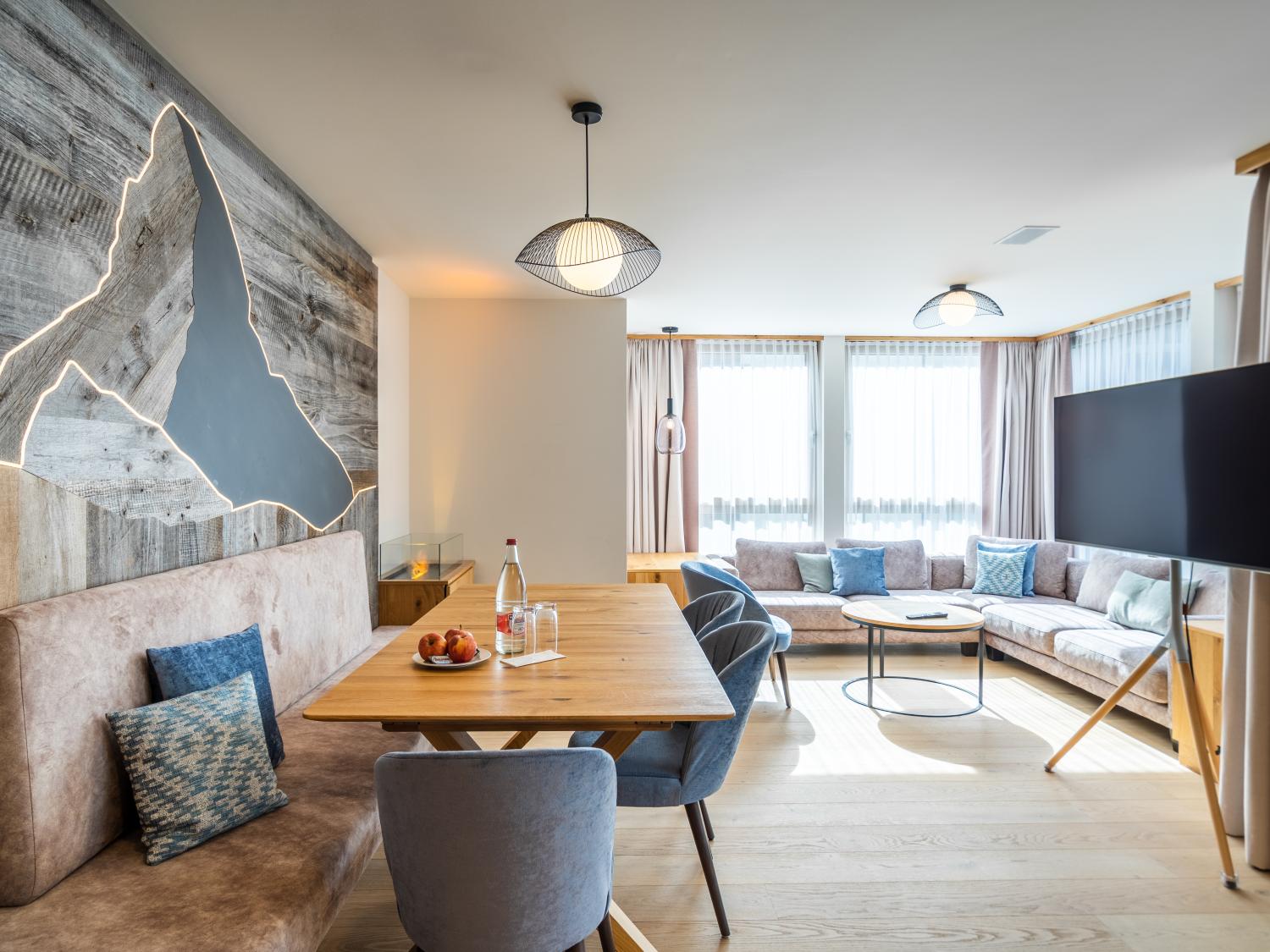 Modernes Wohnzimmer mit Essbereich im Resort La Ginabelle Zermatt