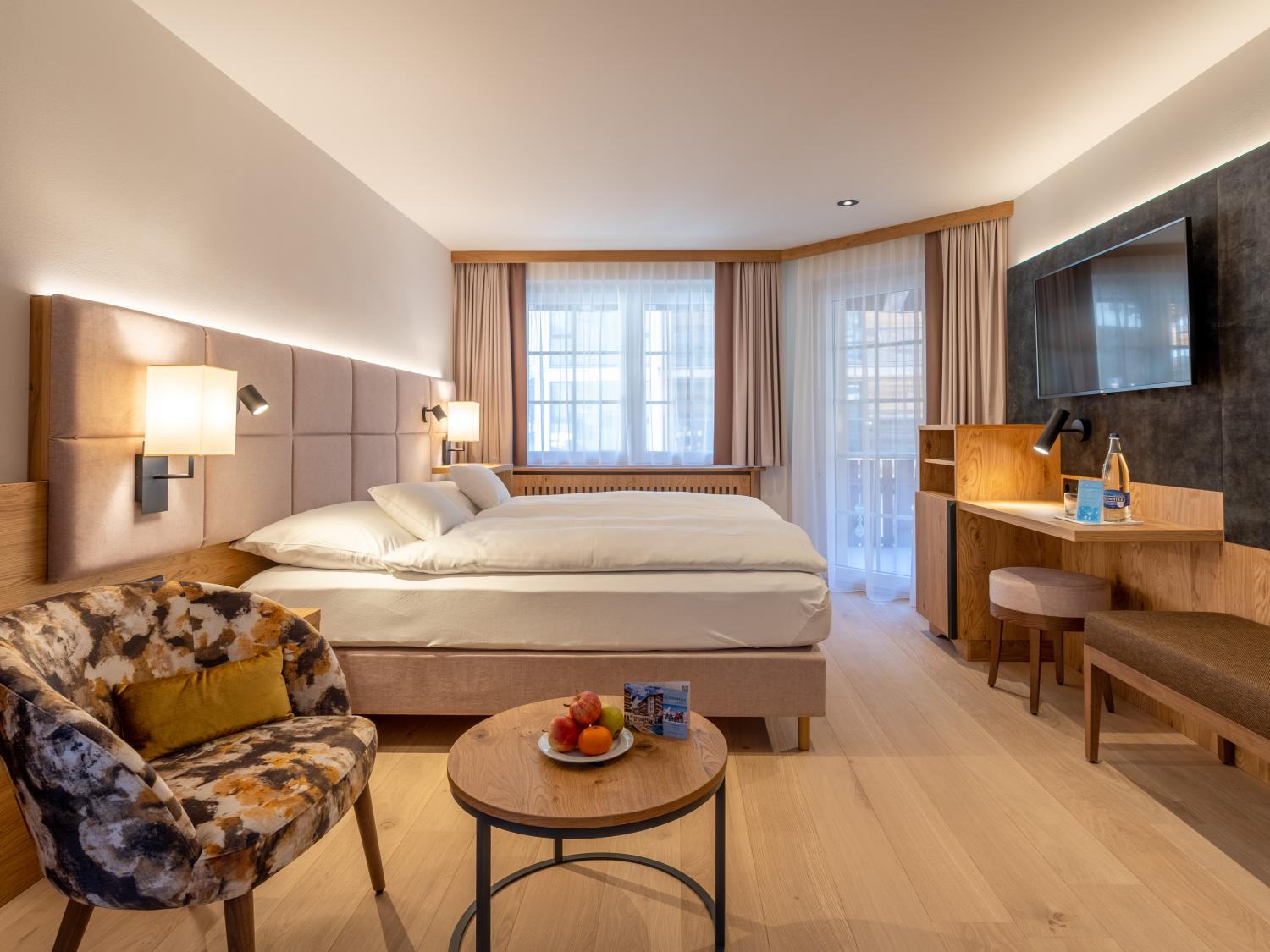 Gemütliches Zimmer im Resort La Ginabelle Zermatt mit zwei Betten und Sitzbereich