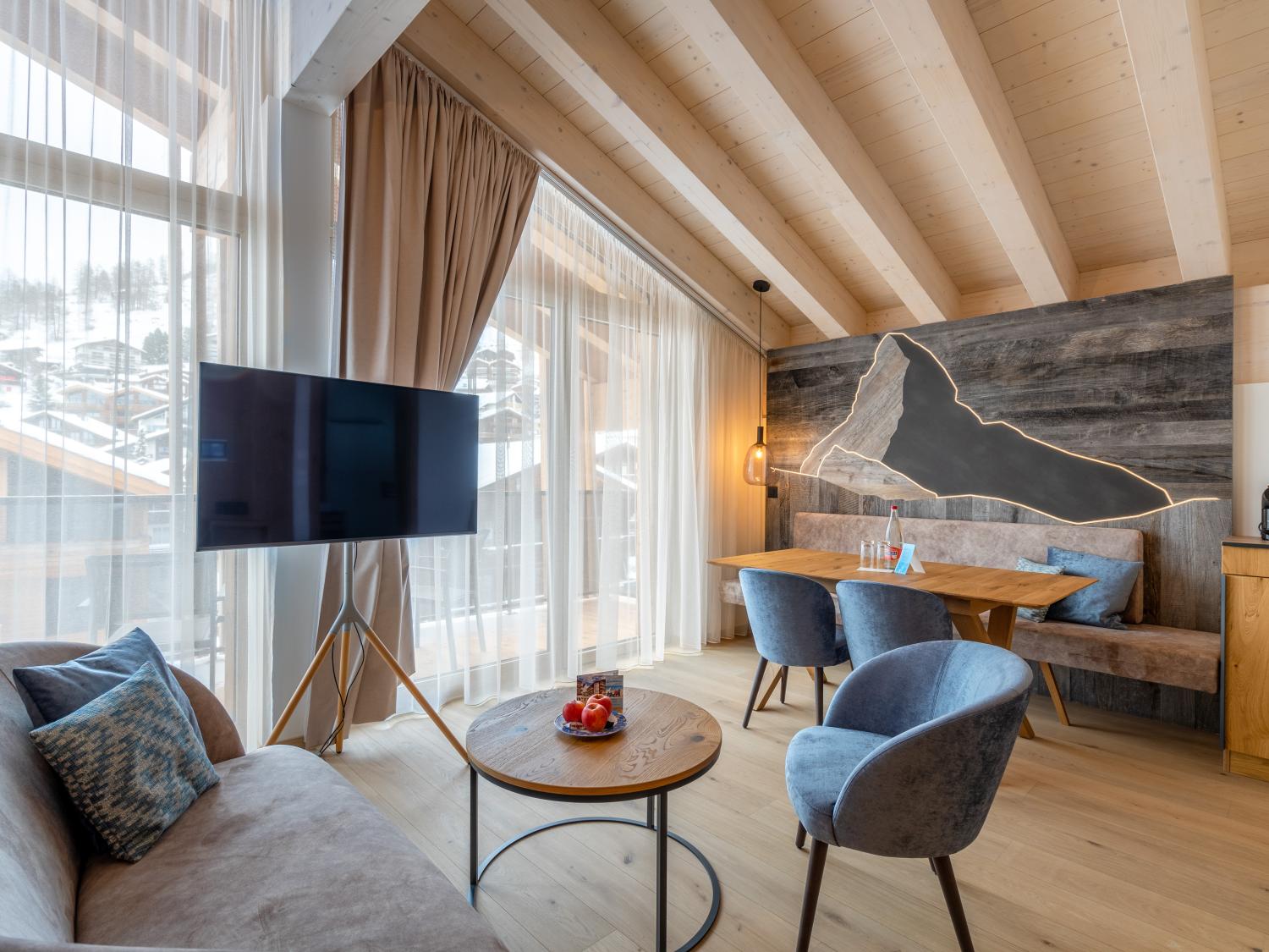 Moderne Zimmer mit Bergblick im Resort La Ginabelle Zermatt