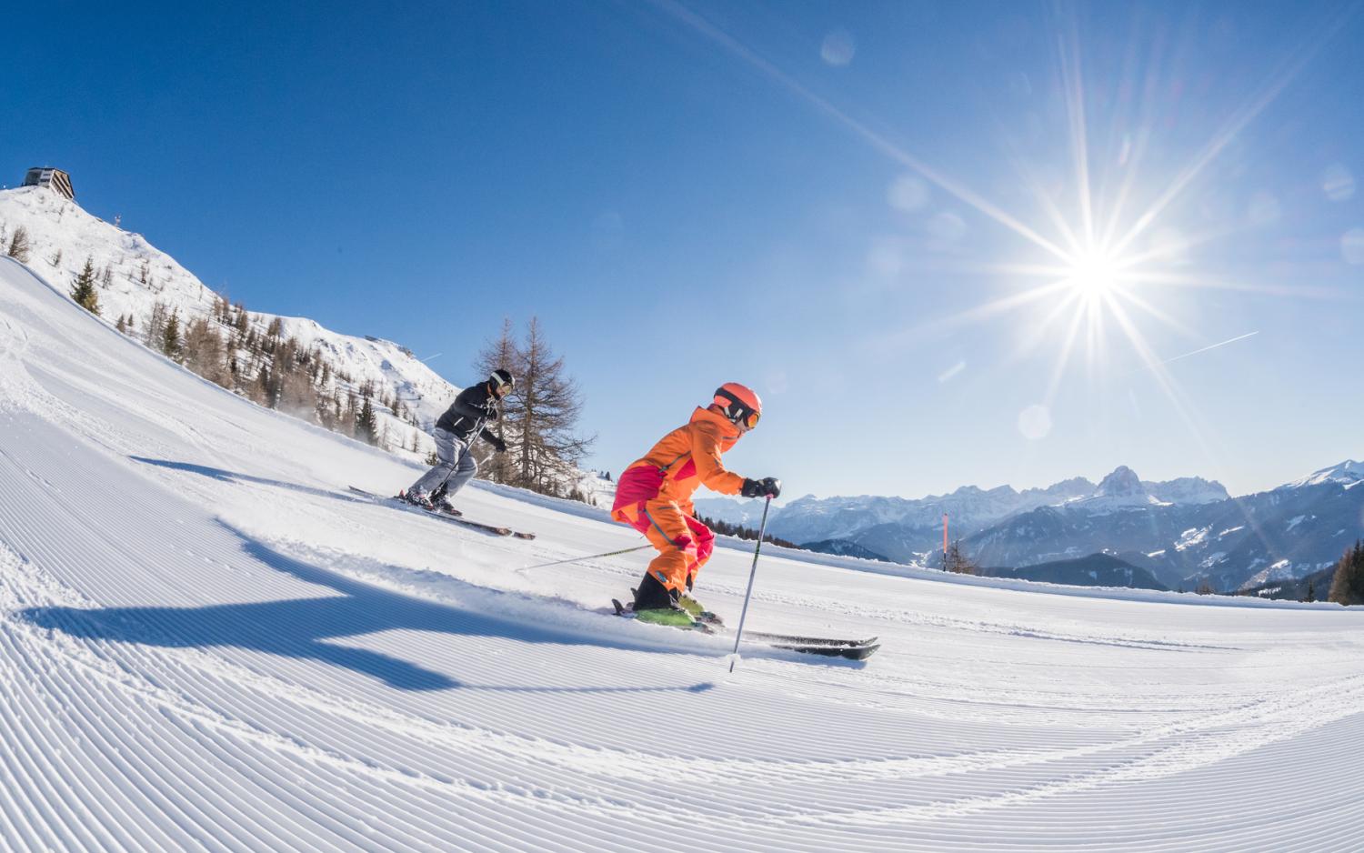 Hotel Weiher: sciatori su una pista soleggiata tra montagne innevate