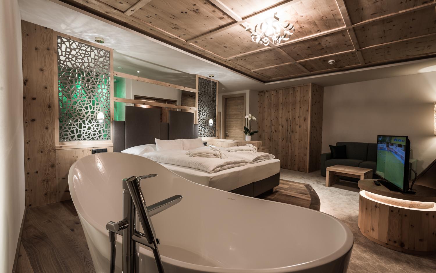 Modernes Hotelzimmer mit freistehender Badewanne im Hotel Weiher