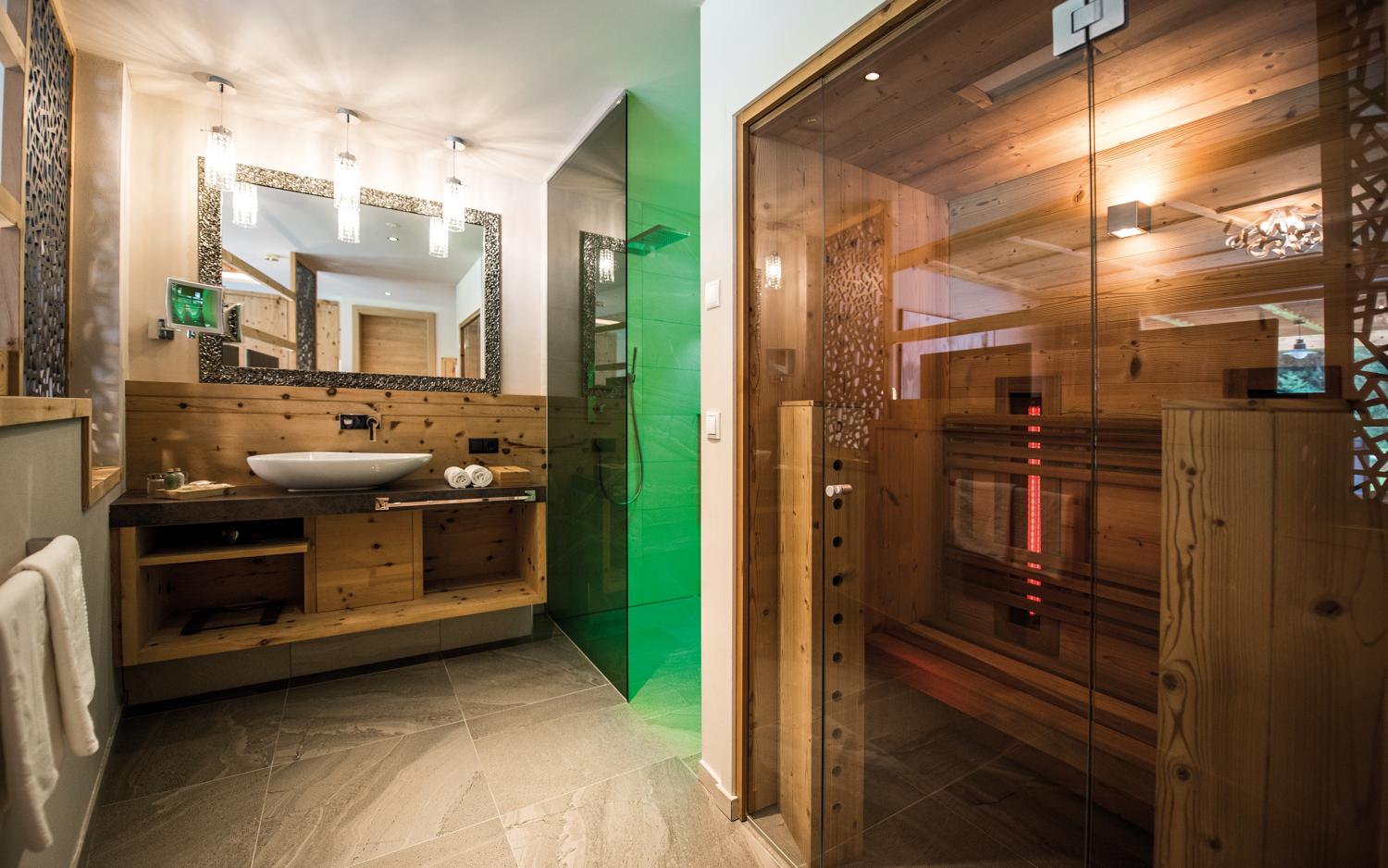 Modernes Bad und Sauna im Hotel Weiher mit Holzakzenten