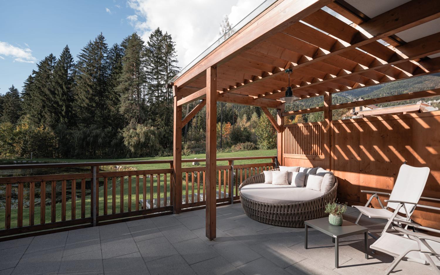 Terrasse mit Sitzbereich und Holzstruktur im Hotel Weiher
