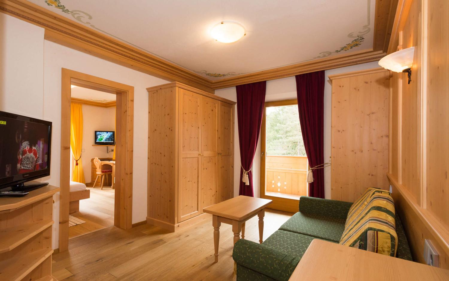 Gemütliches Zimmer mit Holzmöbeln im Hotel Weiher