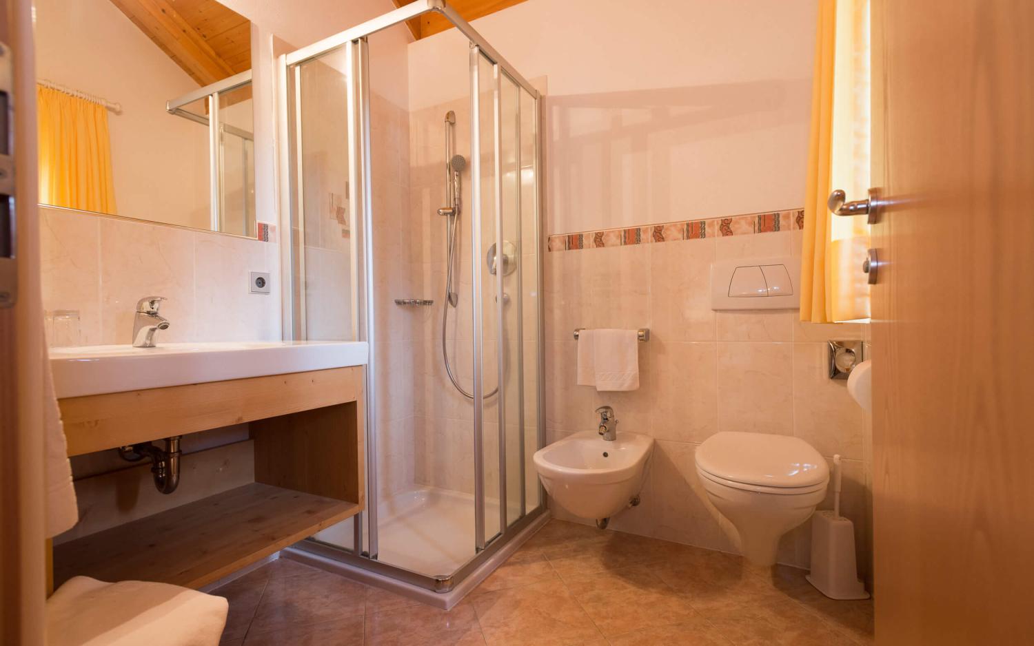 Badezimmer mit Dusche und WC im Hotel Weiher