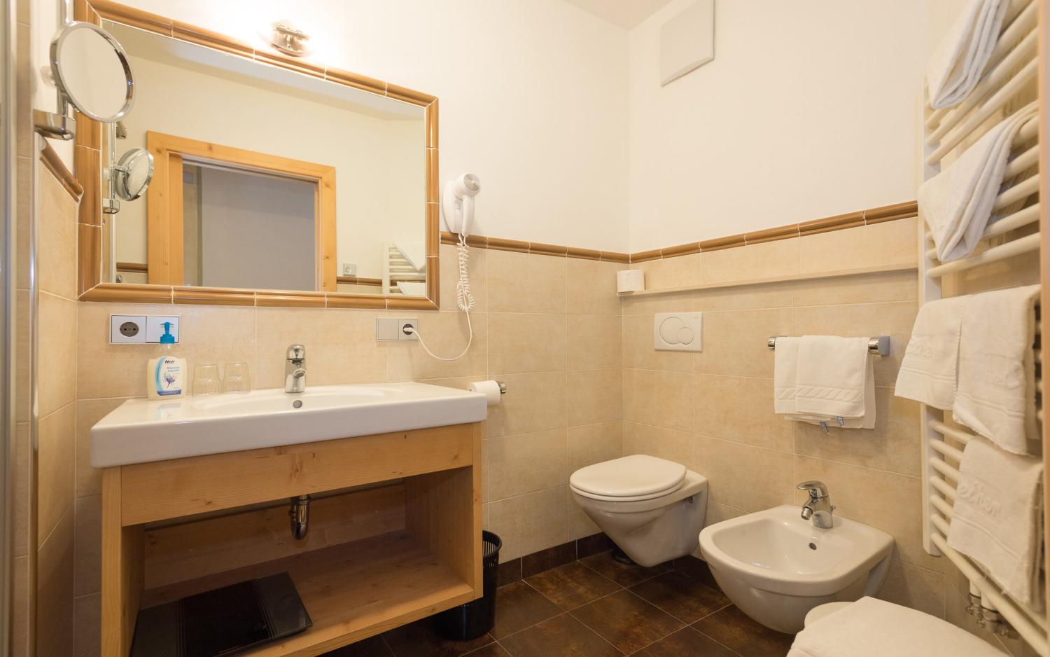 Badezimmer im Hotel Weiher mit Waschbecken, Toilette und Bidet