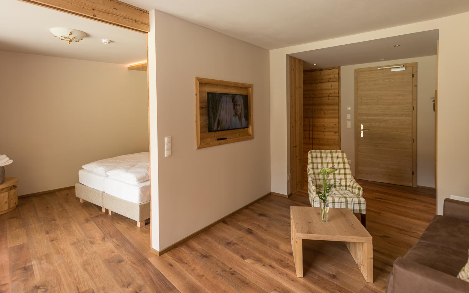 Hotel Weiher Zimmer mit Holzmöbeln und Balkonblick