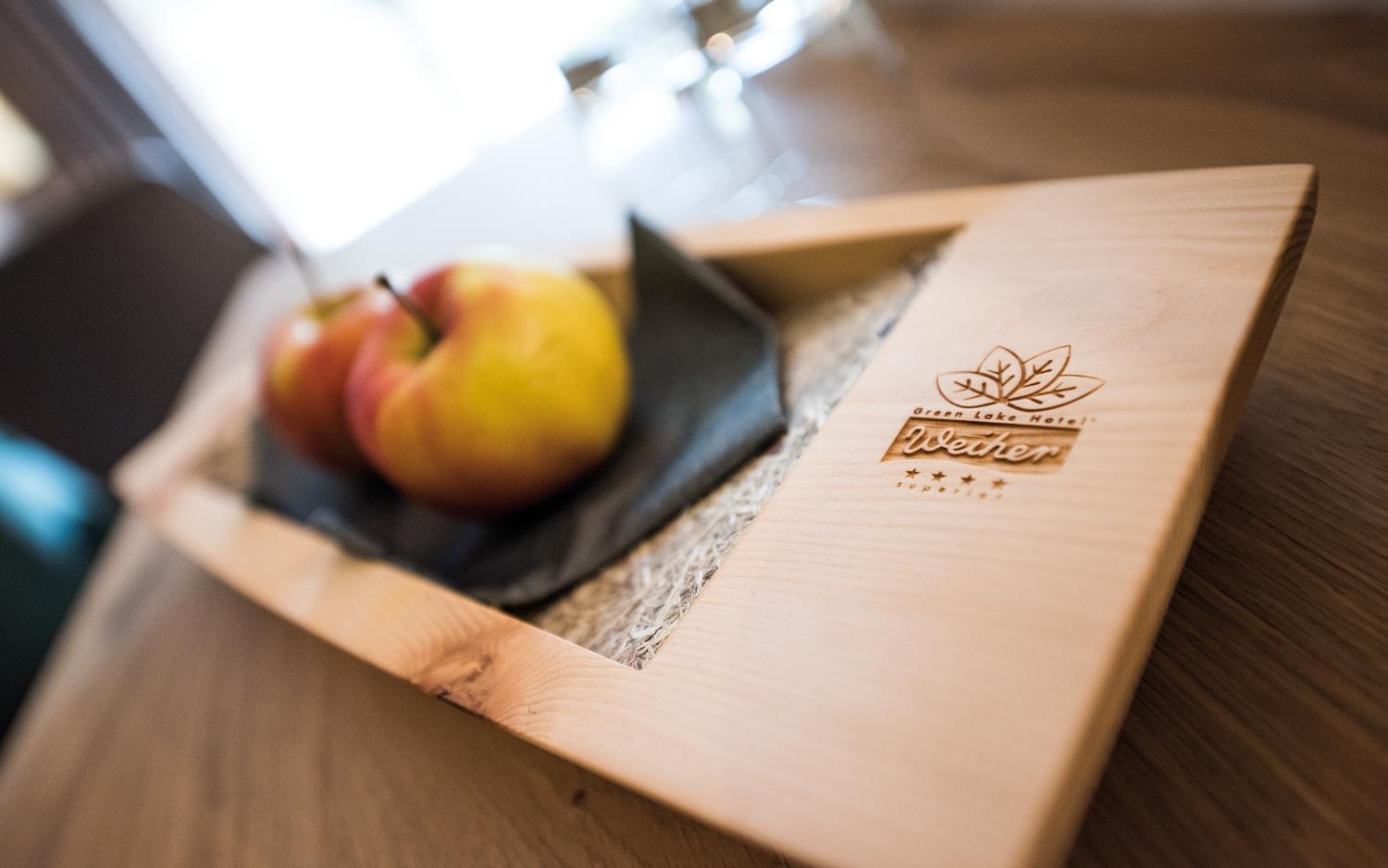 Apfelschale und Menü auf Holztisch im Hotel Weiher