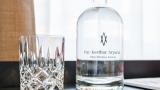 Glas und Wasserflasche im Hotel Arpuria auf einem Tisch