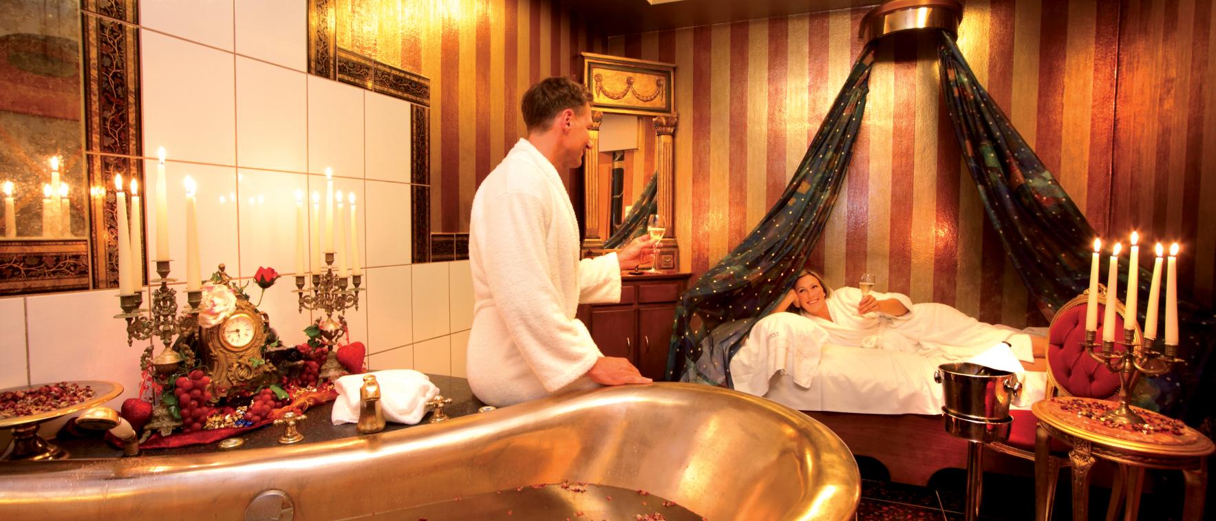 Gemütliches Luxusbad im Sport- und Wellnesshotel Angerhof ****S mit Rosenblättern