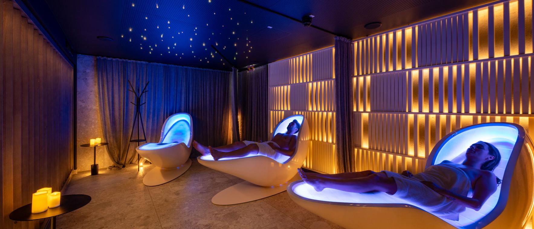 Entspannungsraum mit leuchtenden Liegen im Sport- und Wellnesshotel Angerhof ****S