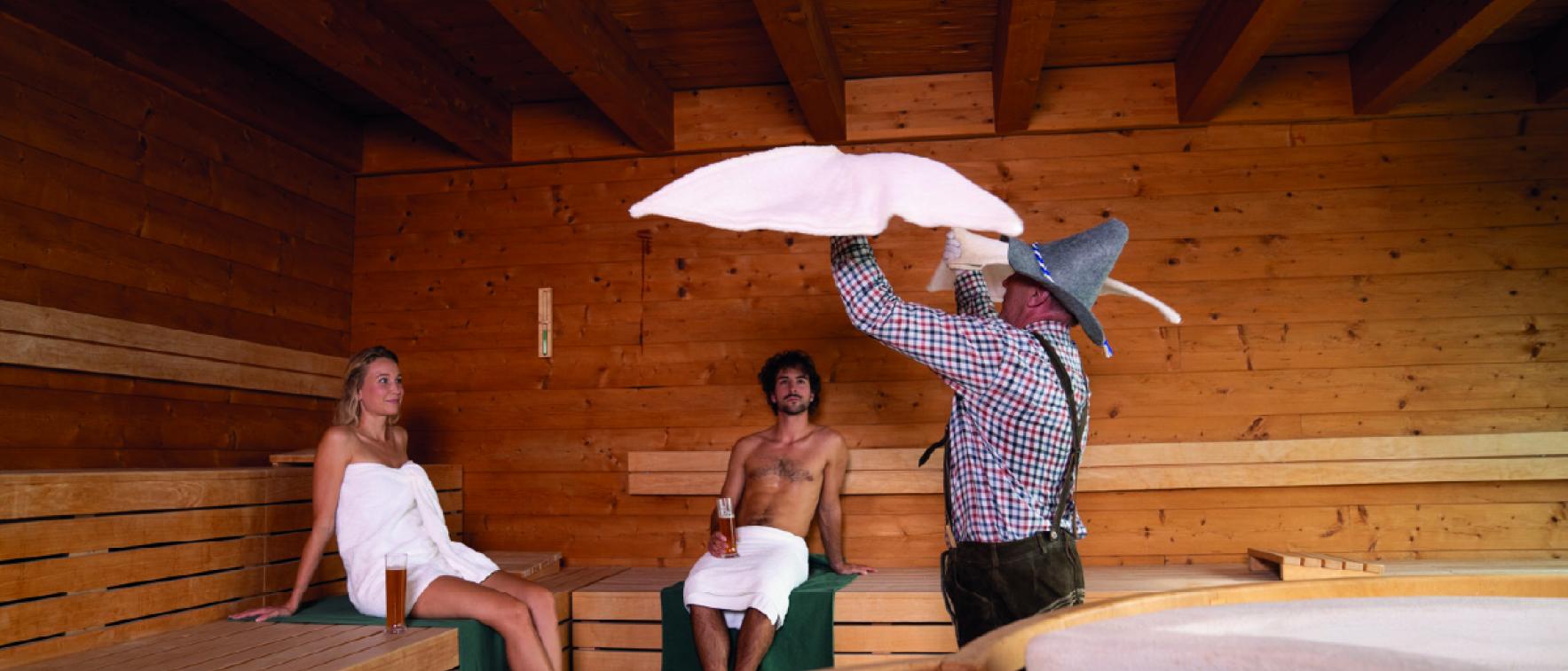 Saunaaufguss in der Holzfällerhütte