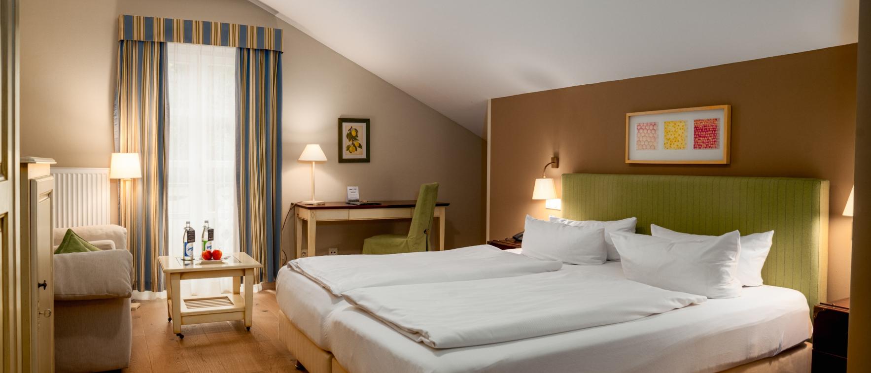 Gemütliches Gästezimmer im Sport- und Wellnesshotel Angerhof ****S mit Doppelbett und Schreibtisch