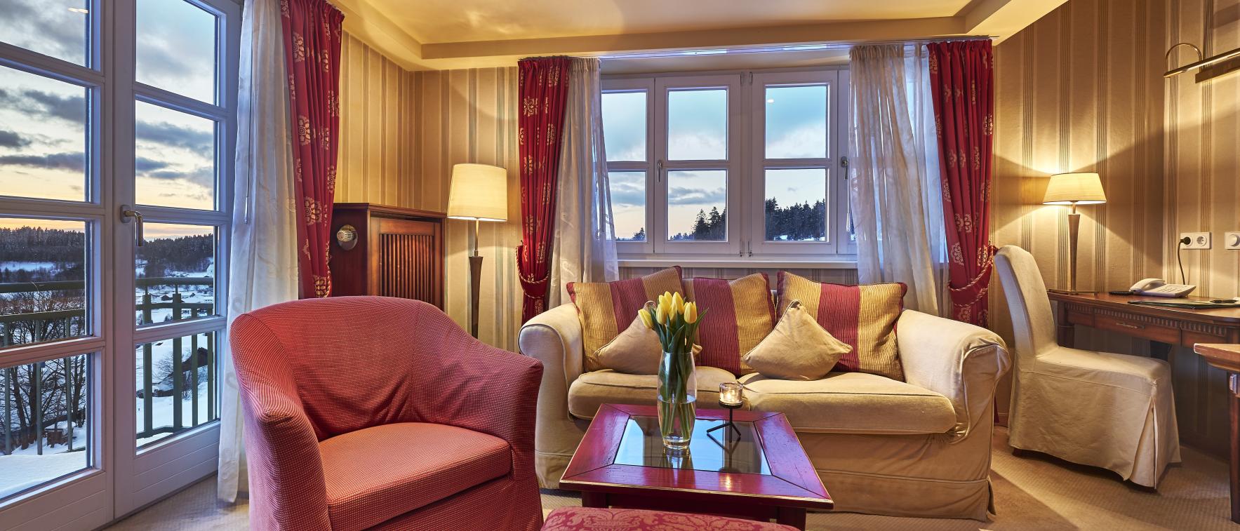 Gemütlicher Gastbereich im Sport- und Wellnesshotel Angerhof ****S mit Blick nach draußen