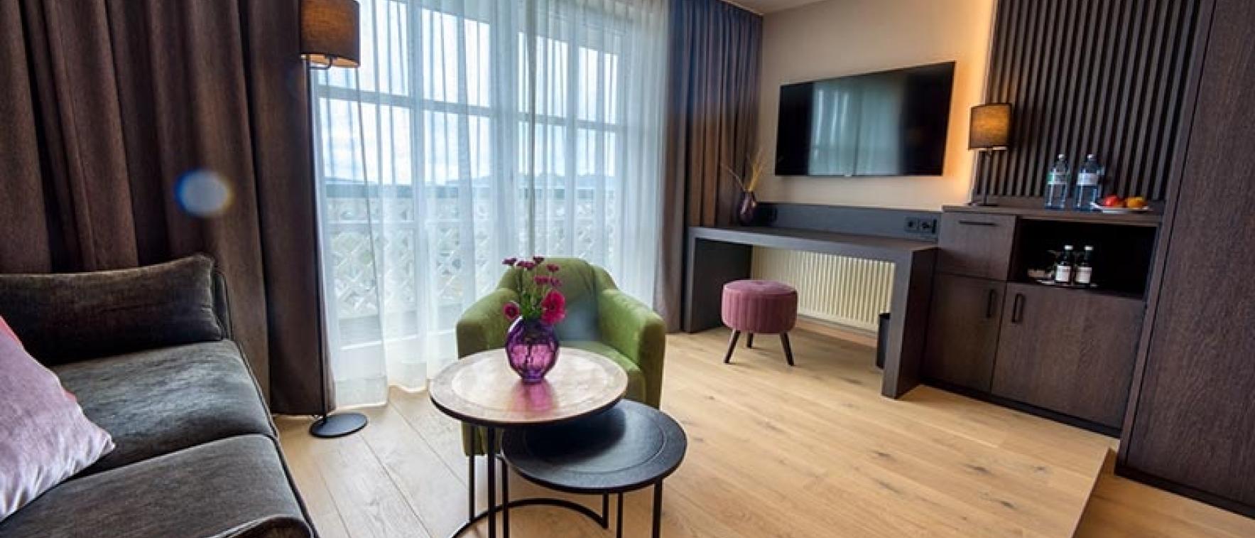 modern eingerichtetes Zimmer im Sport- und Wellnesshotel Angerhof ****S mit Sitzbereich