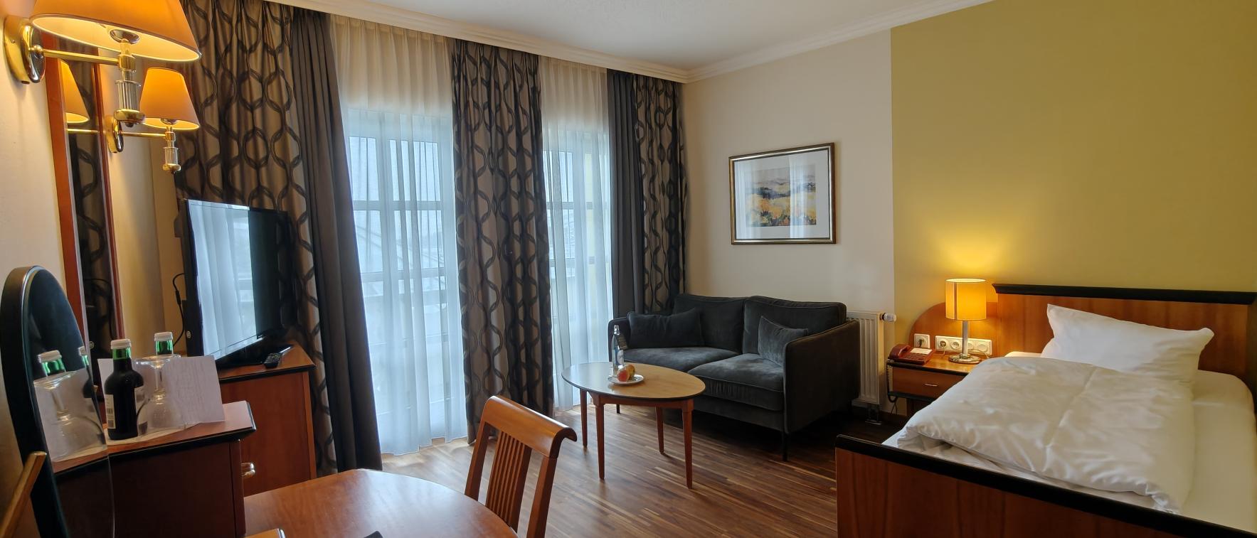Gemütliches Hotelzimmer im Sport- und Wellnesshotel Angerhof ****S mit Sofa und Bett