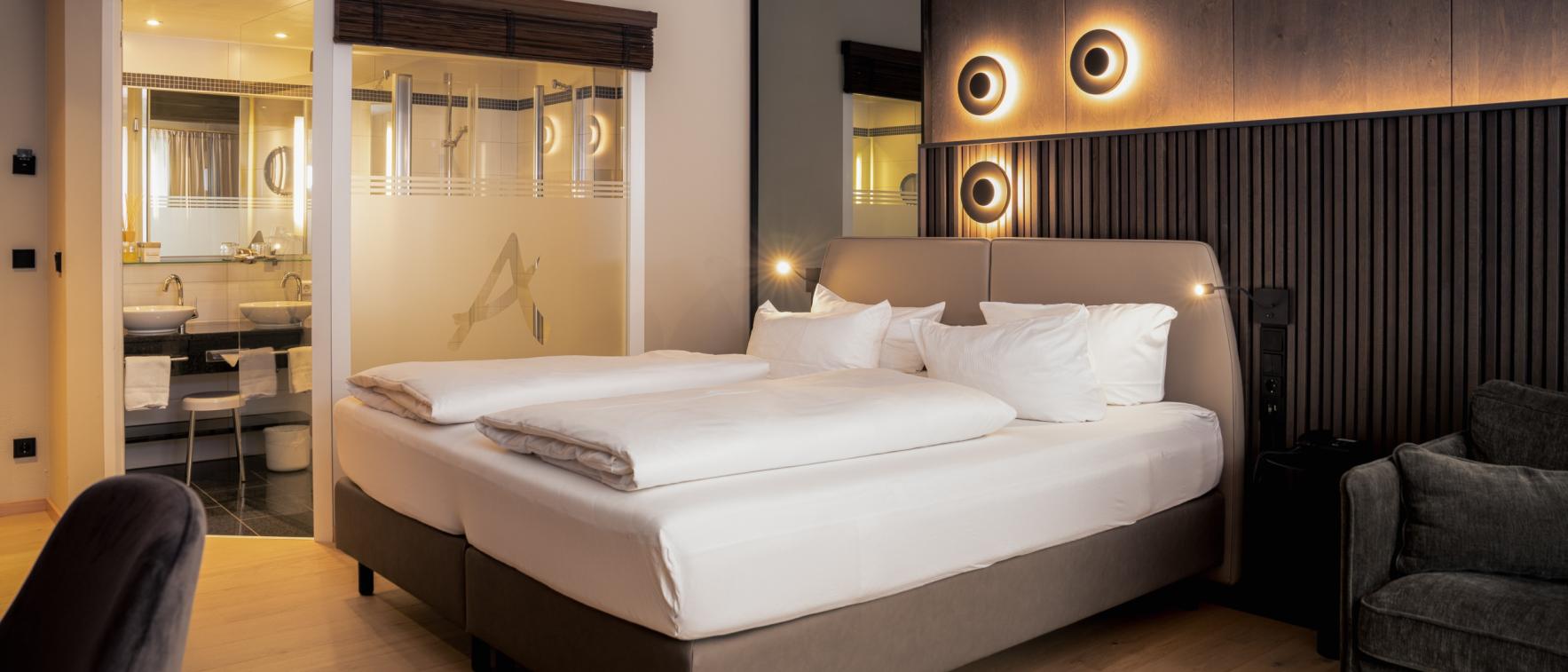 Modernes Schlafzimmer im Sport- und Wellnesshotel Angerhof ****S mit elegantem Design