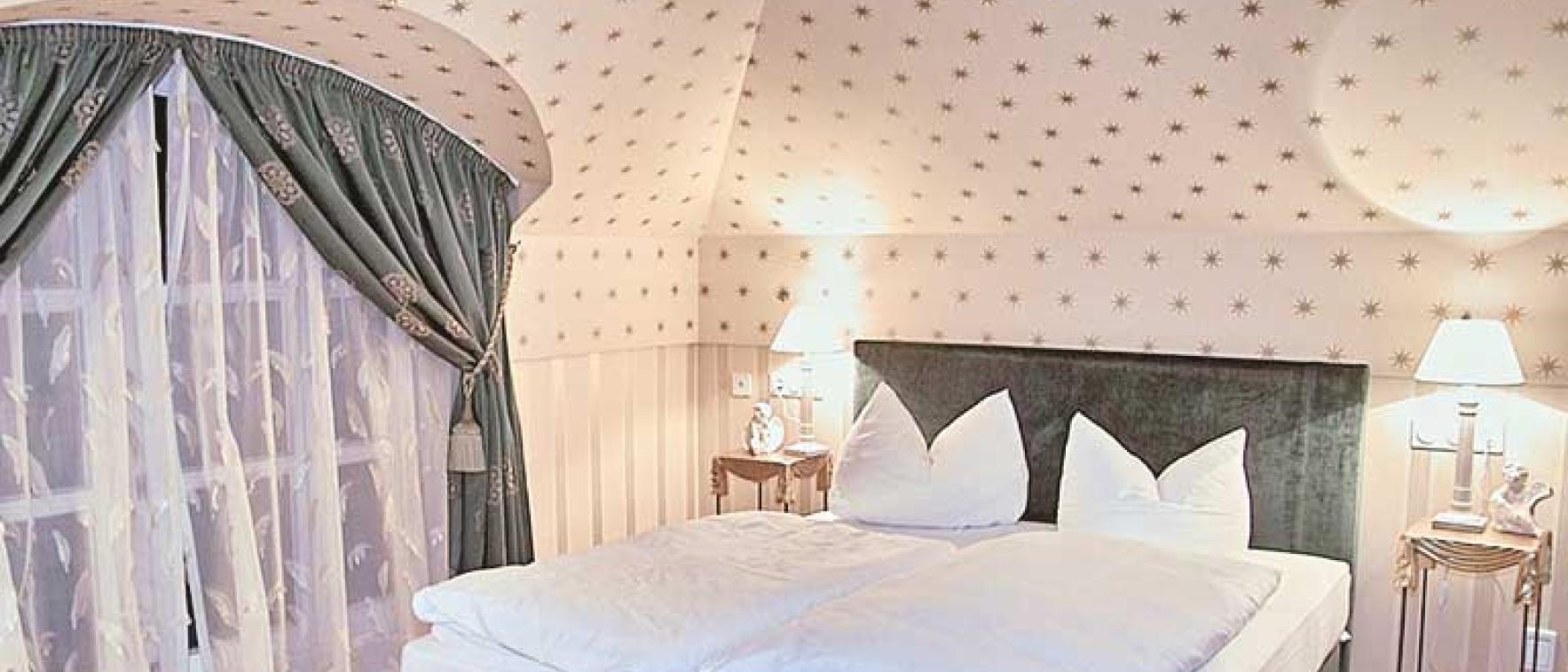 Gemütliches Zimmer im Sport- und Wellnesshotel Angerhof ****S mit Sternenmuster.