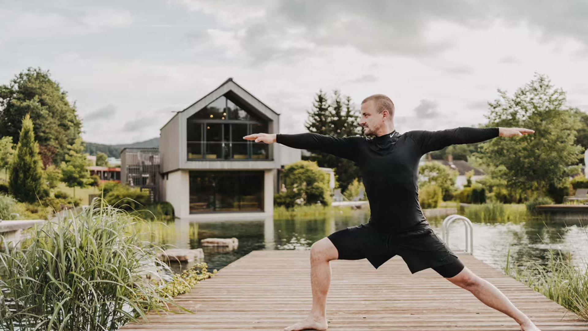 Mann macht Yoga am Steg im Pfalzblick Wald Spa Resort