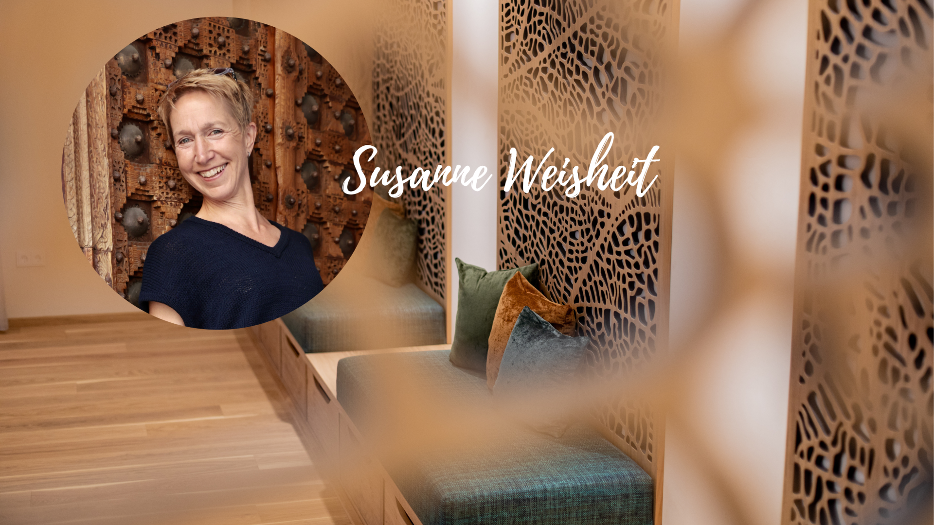 Porträt von Susanne Weisheit im Pfalzblick Wald Spa Resort mit dekorativem Holzpaneel