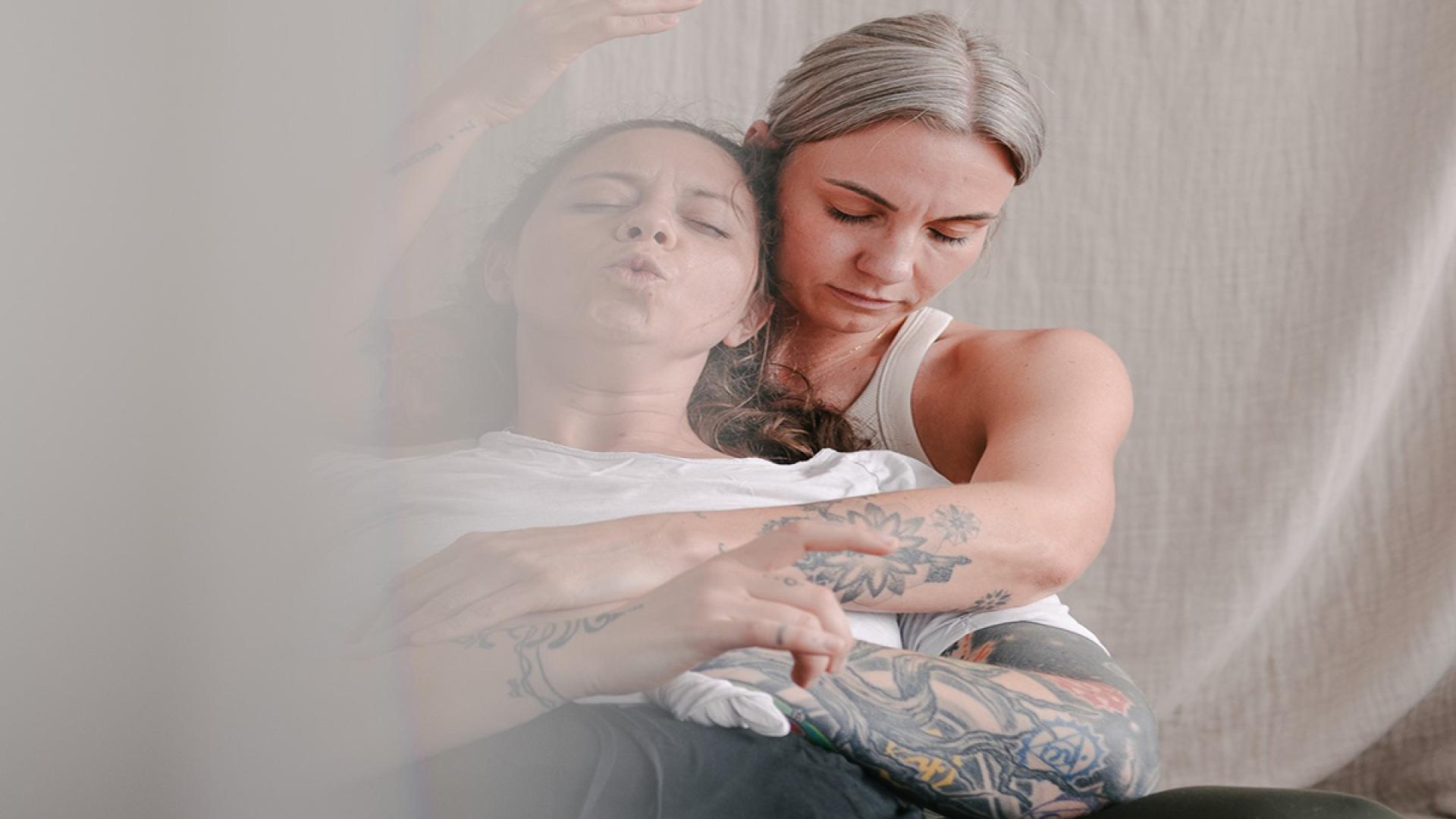 Zwei Personen in einer Breath Work Session