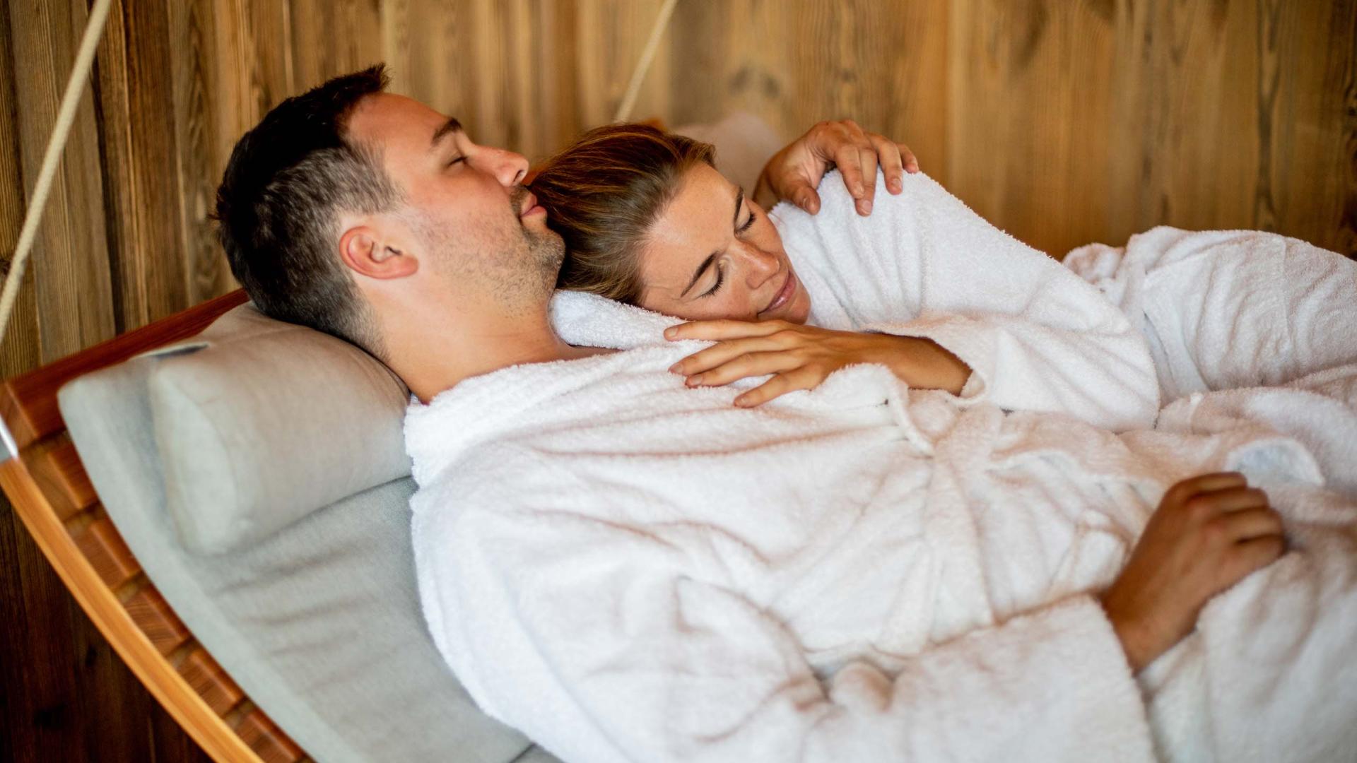 Paar entspannt im Pfalzblick Wald Spa Resort in weißen Bademänteln