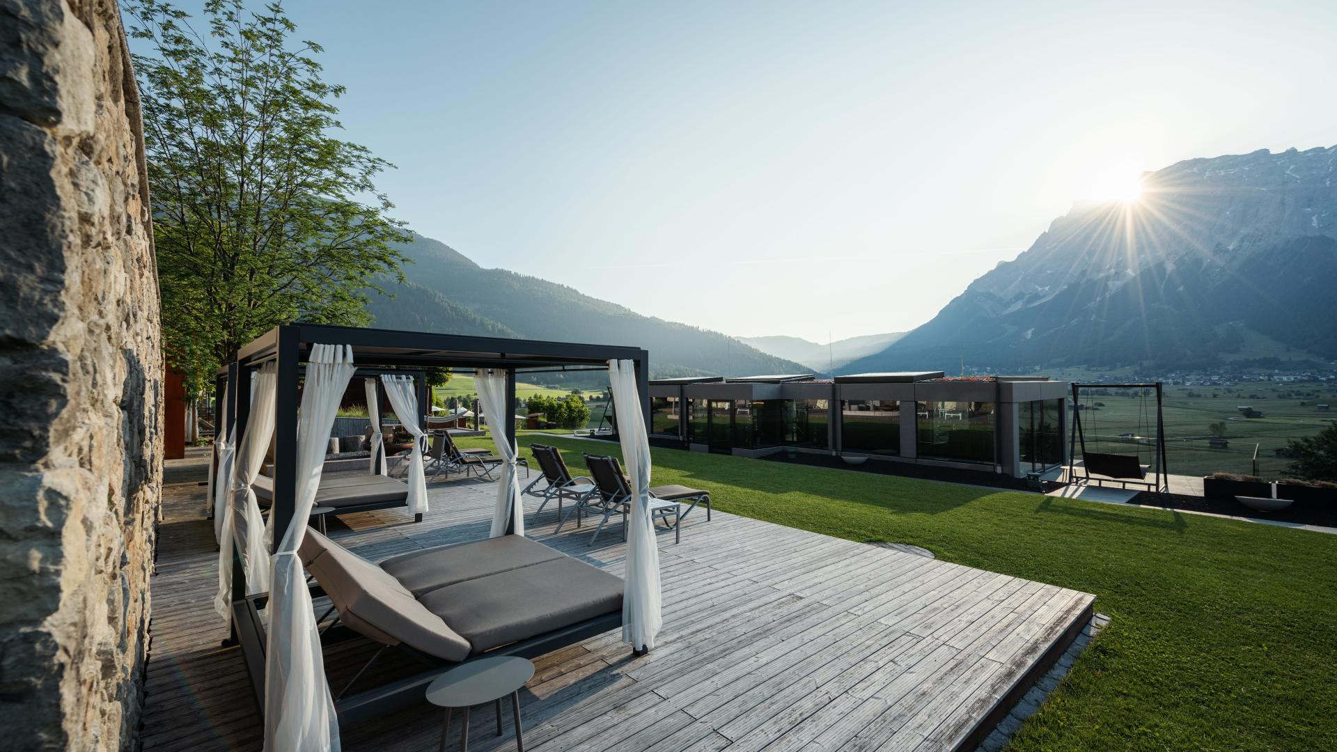 Hotel MOHR life resort bei Nacht im verschneiten Winter