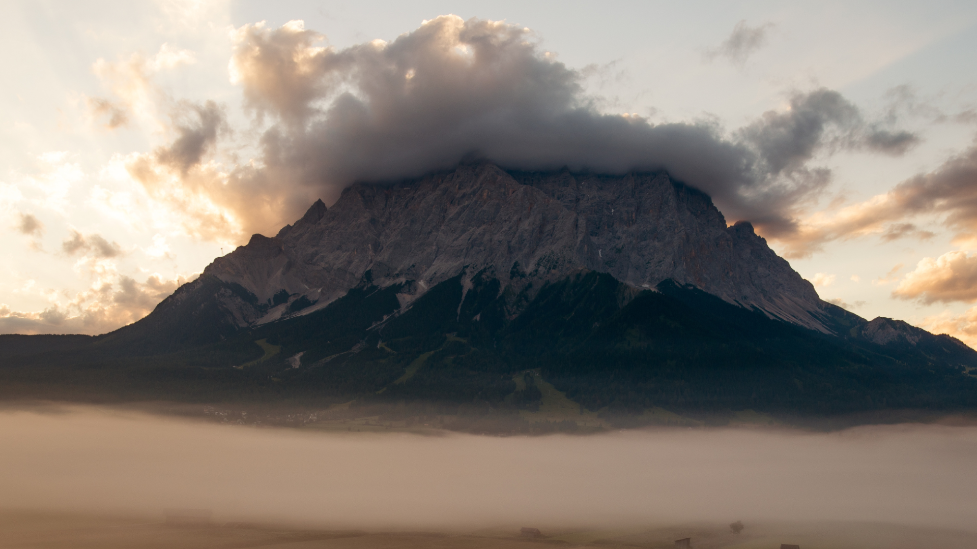 Hotel MOHR life resort mit Berg und Wolken im Sonnenuntergang
