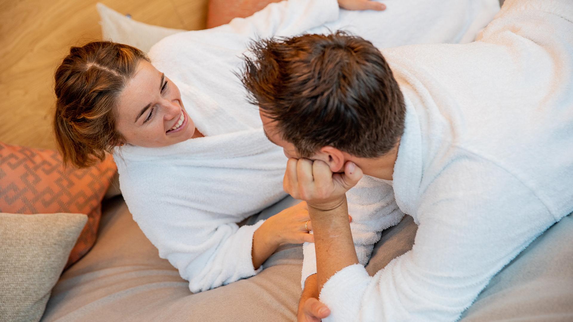 Couple en peignoirs blancs se détendant au Pfalzblick Wald Spa Resort