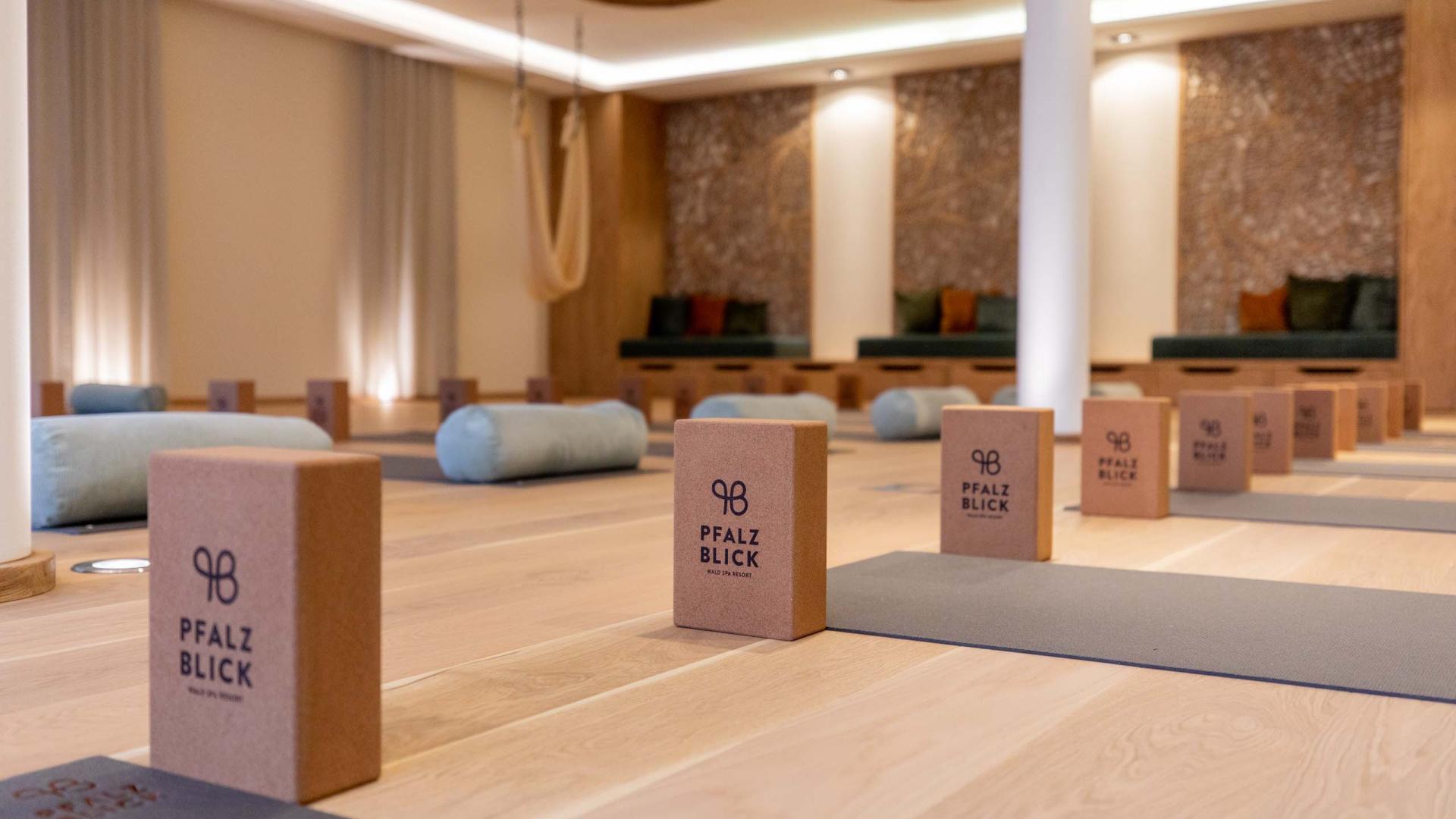 Yoga-Studio mit Pfalzblick Wald Spa Resort Yoga-Blöcken und Matten