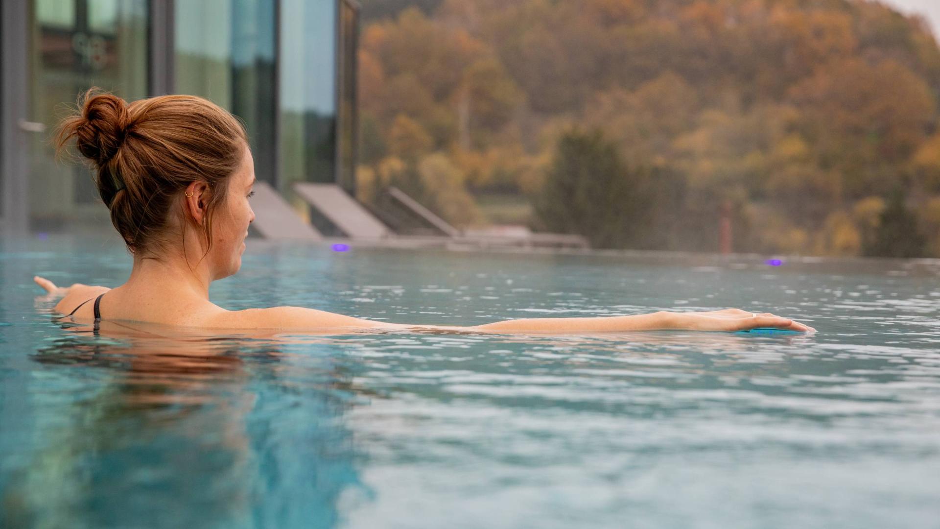 Natürlicher Pool im Pfalzblick Wald Spa Resort mit Wald im Hintergrund