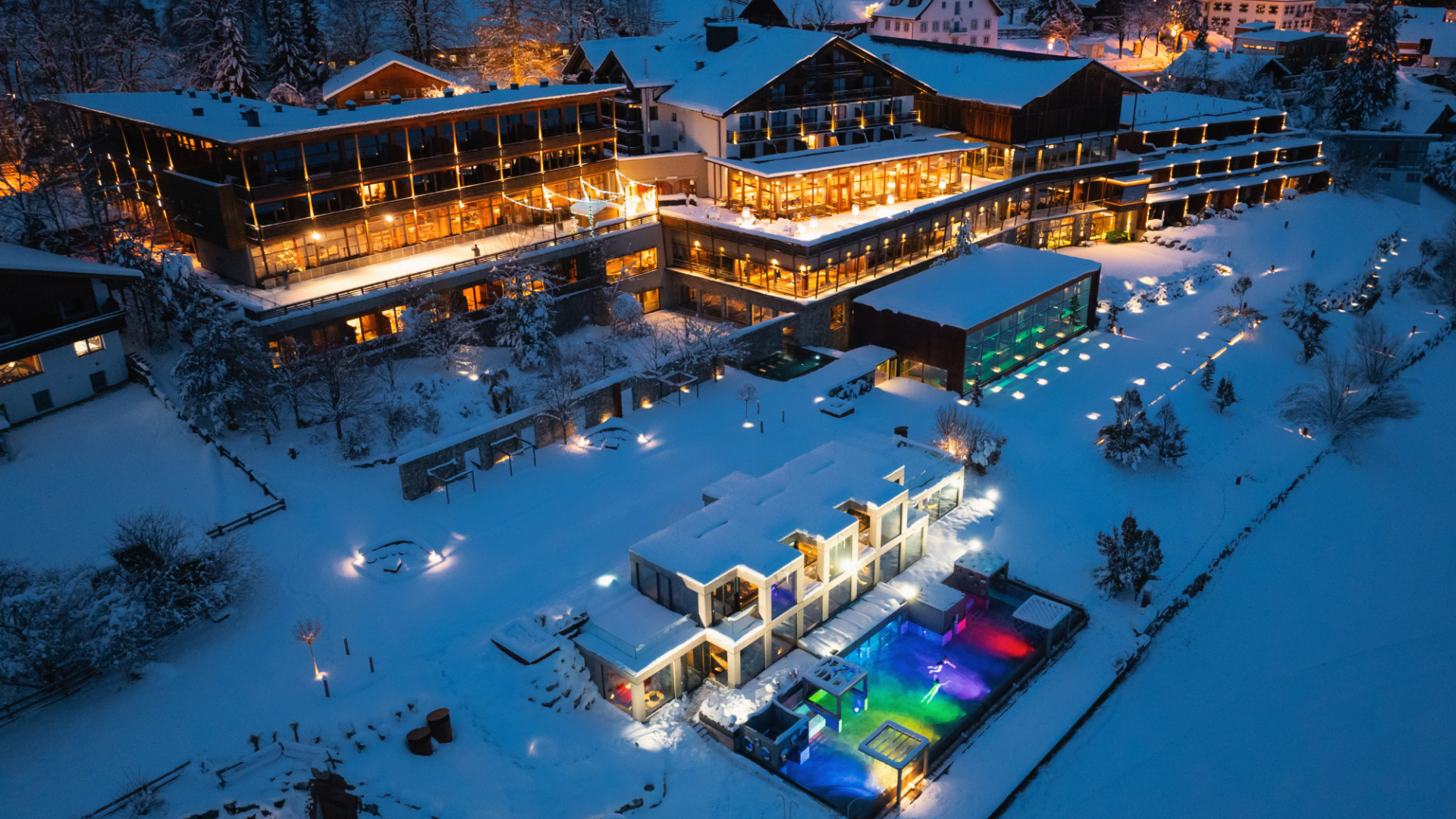 Hotel MOHR life resort bei Nacht im verschneiten Winter
