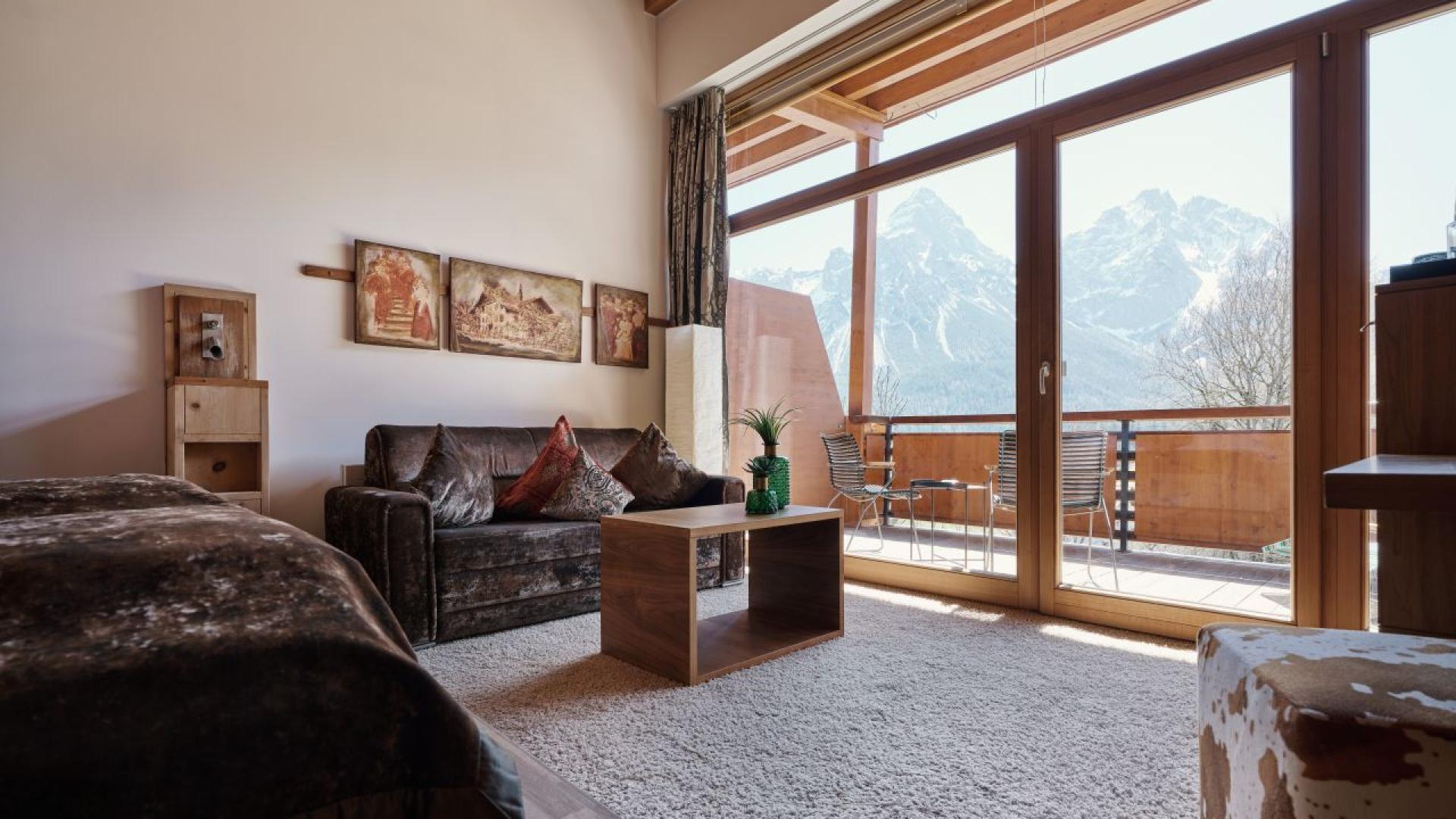 Gemütliches Zimmer im Hotel MOHR life resort mit Bergblick und Balkon