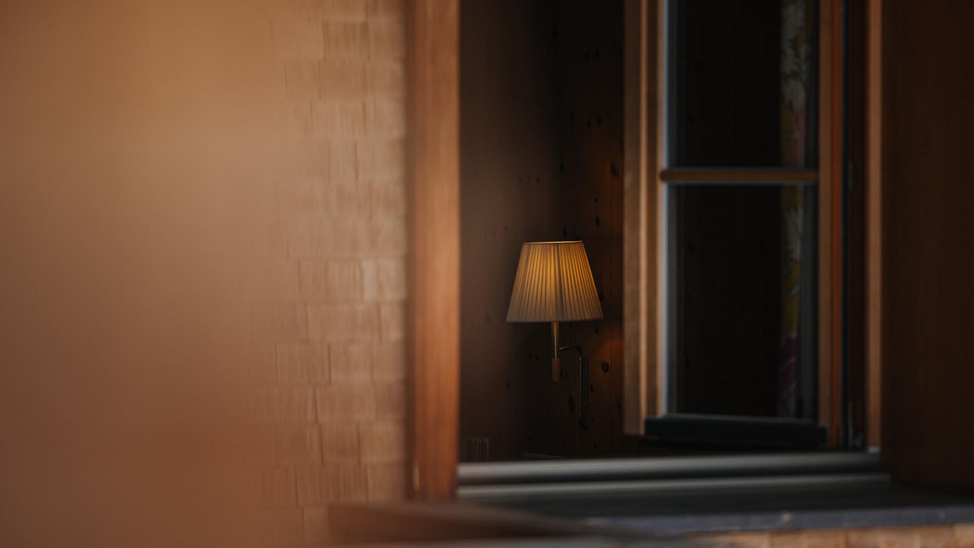 Gedämpfte Lampe in Fenster im Hotel Aurora