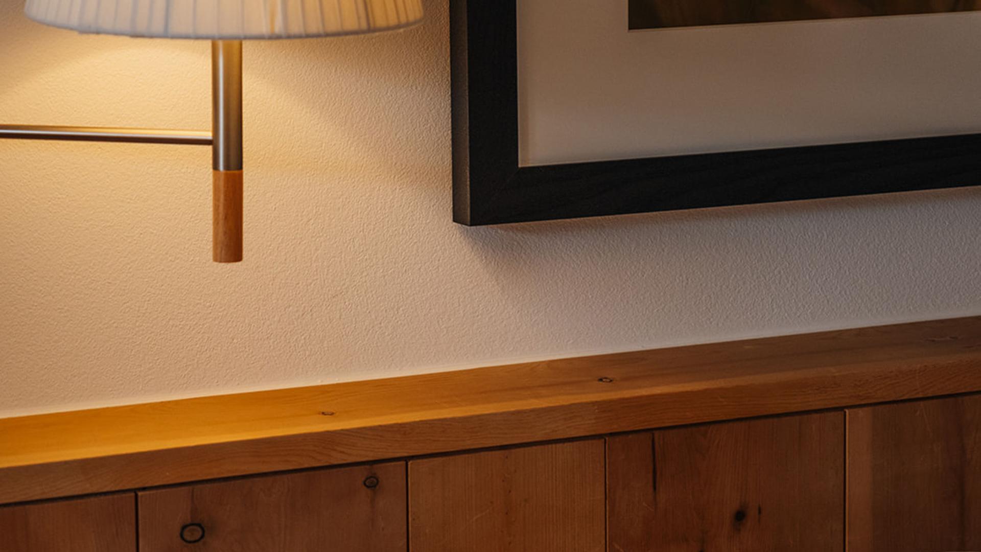 Gemütliche Hotellampe und Kopfkissen im Hotel Aurora