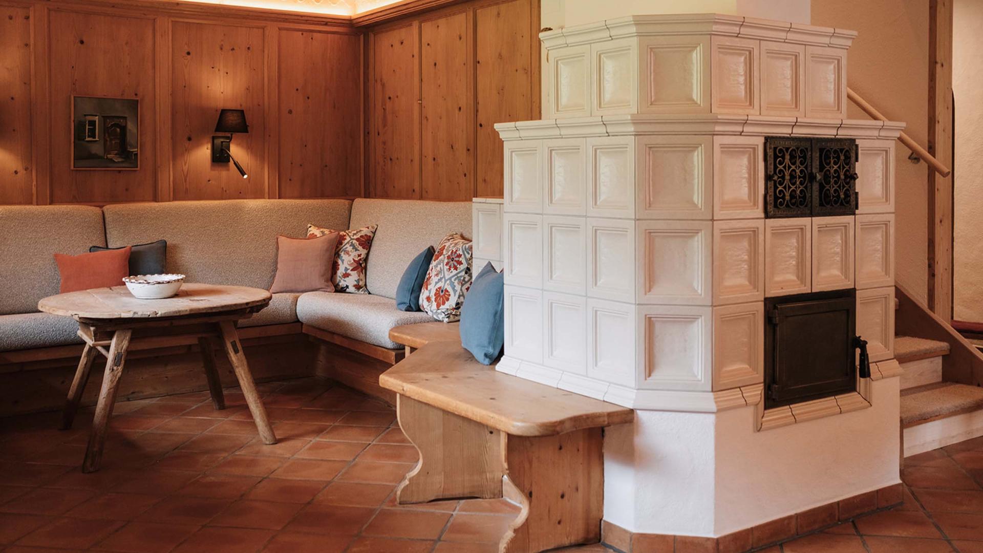 Gemütlicher Sitzbereich mit Kamin im Hotel Aurora