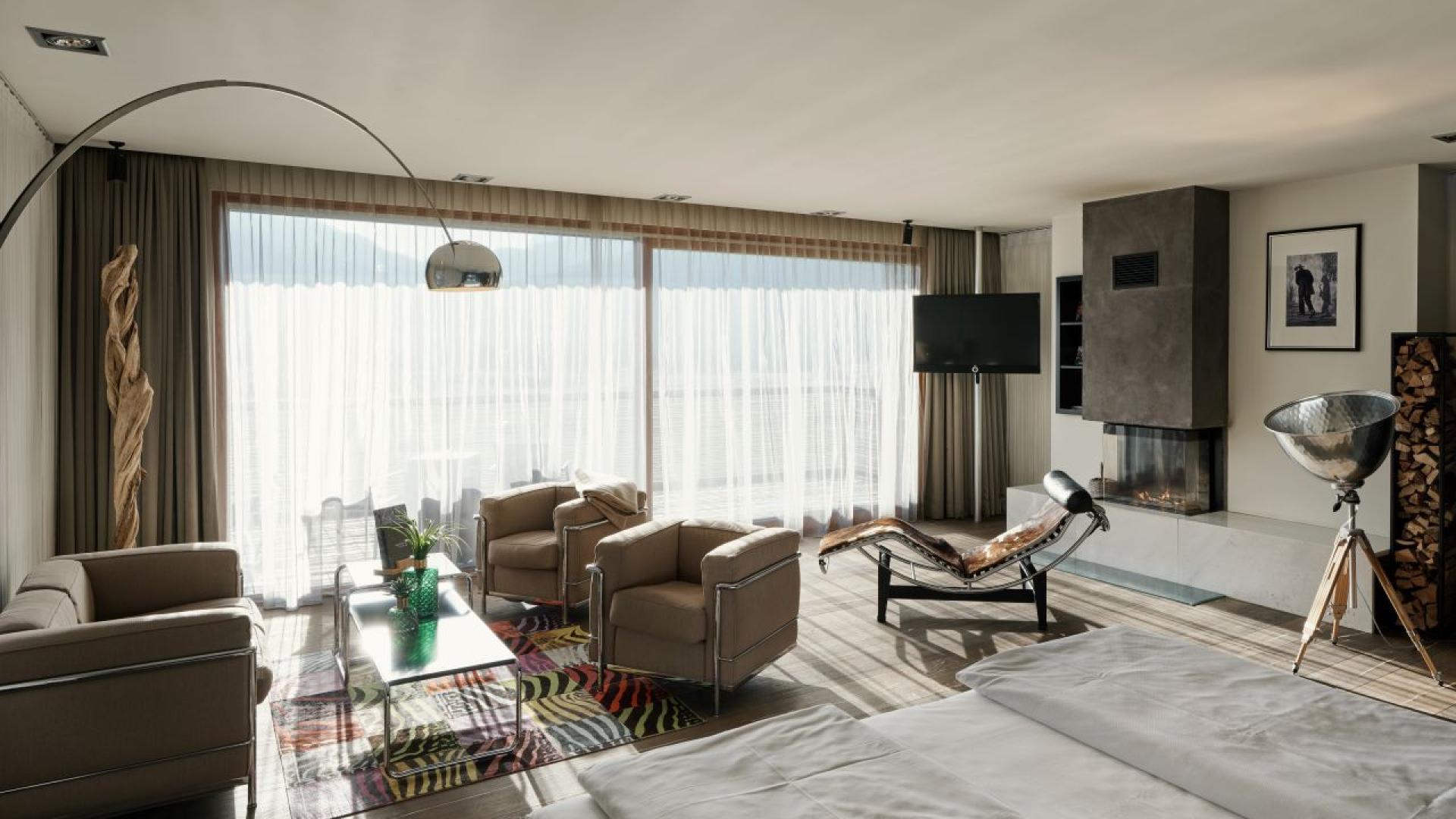 Modernes Hotelzimmer im Hotel MOHR life resort mit Sitzbereich und Kamin