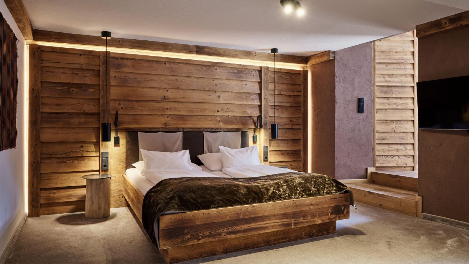 Modernes Schlafzimmer im Hotel MOHR life resort mit rustikalem Holzdesign