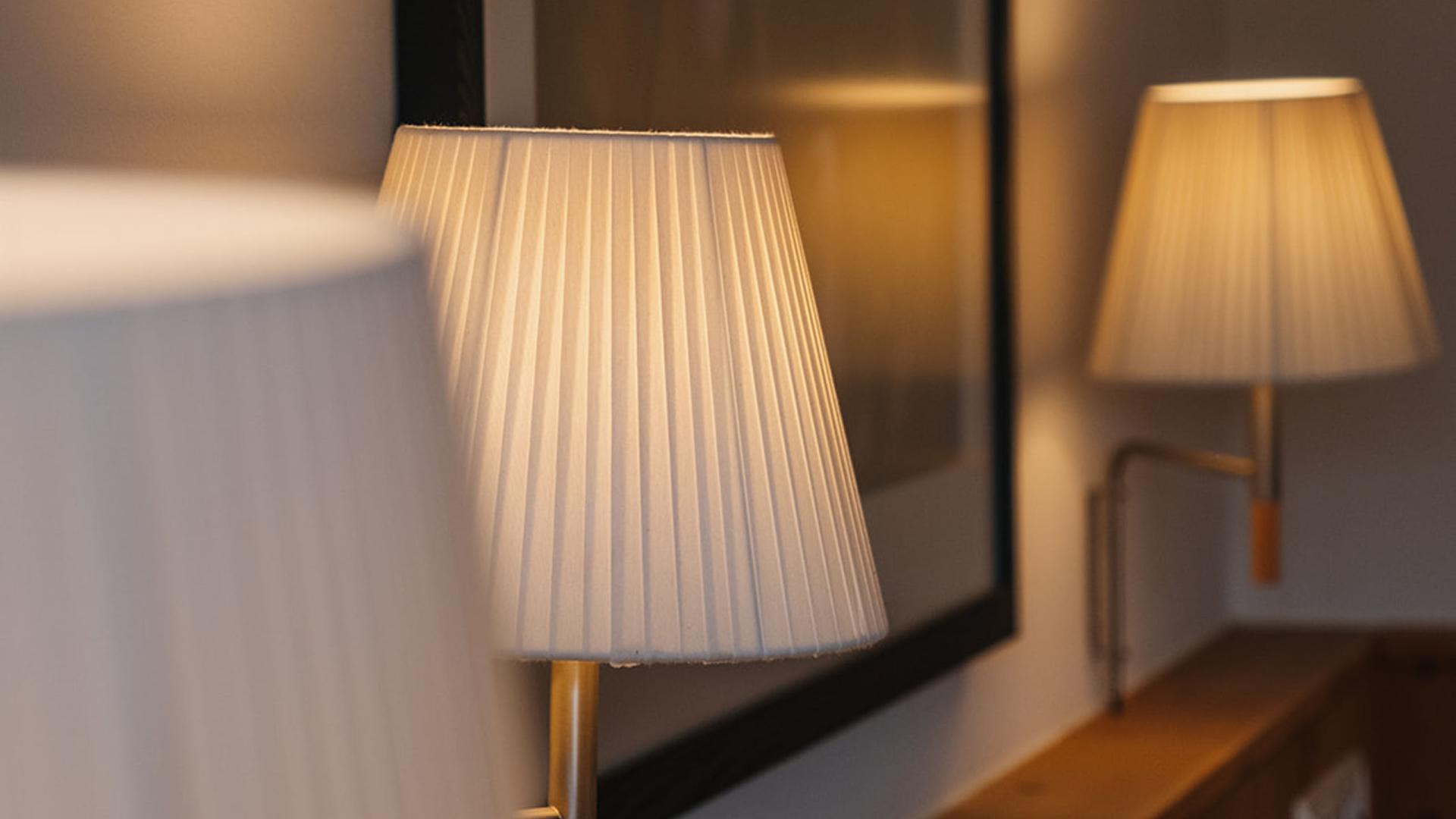 Beleuchtete Wandlampen und Kunstwerk im Hotel Aurora Zimmer