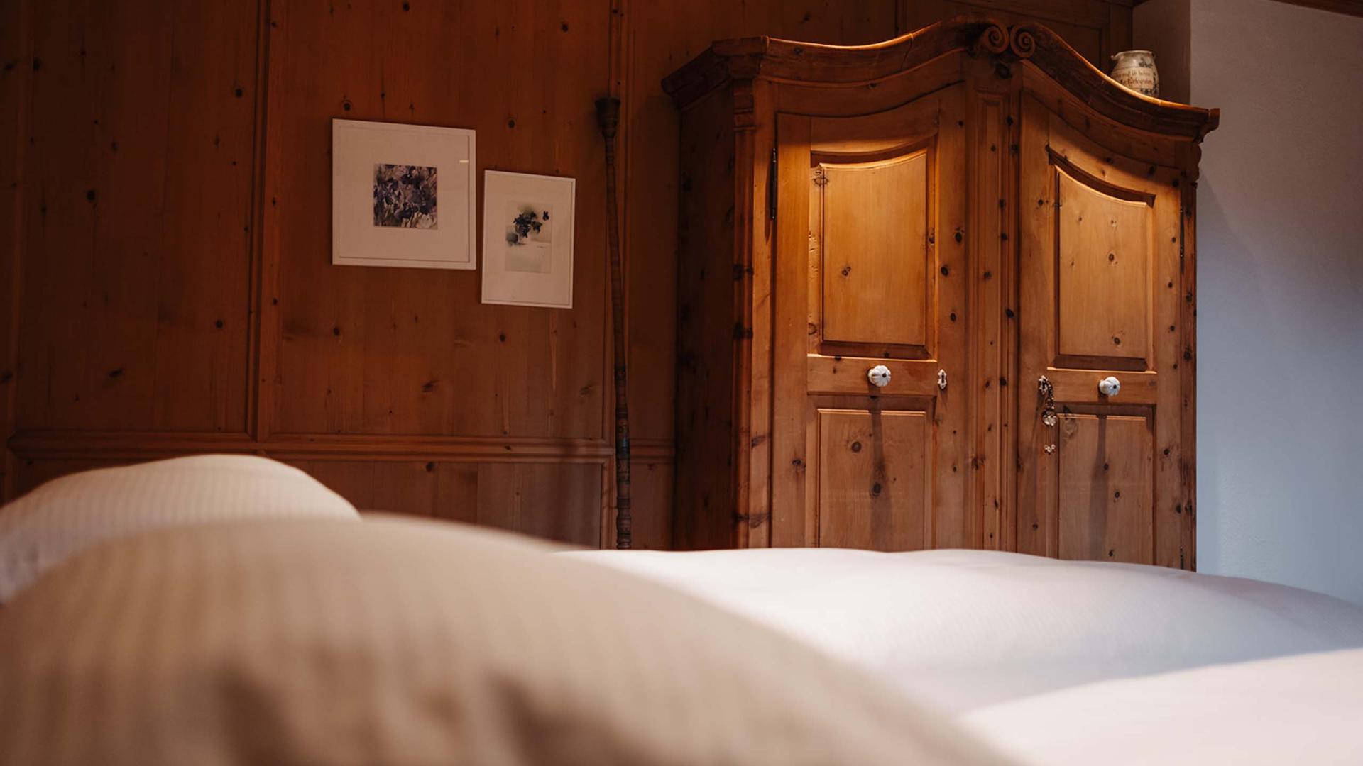 Gemütliches Zimmer im Hotel Aurora mit Holzmöbeln und weichen Kissen