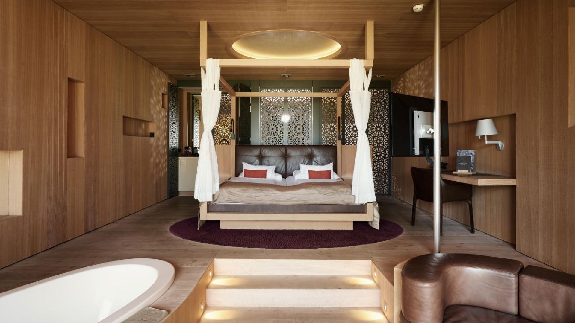 Luxuriöse Holzsuite im Hotel MOHR life resort mit Himmelbett und Badewanne