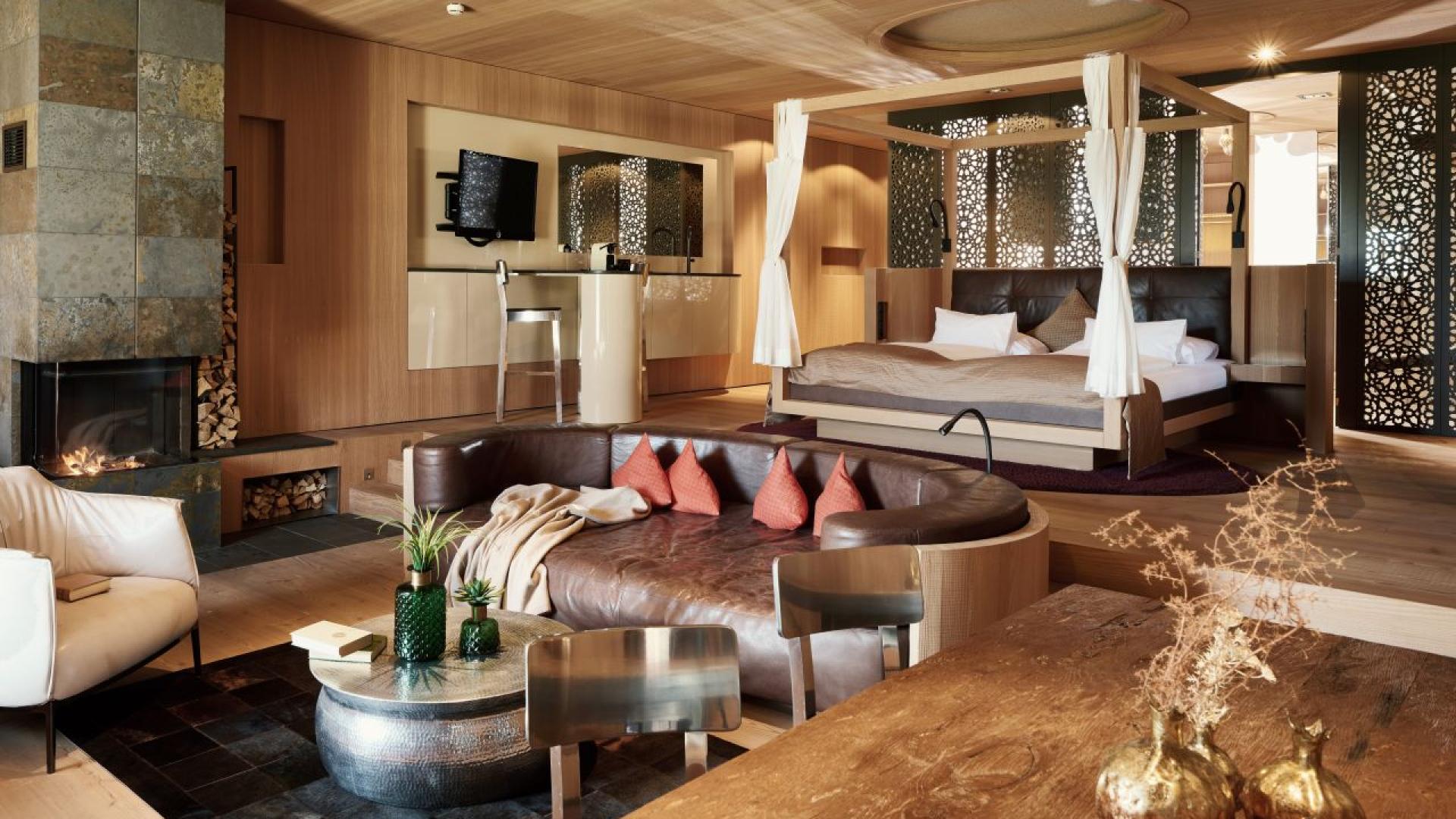 Luxuriöses Zimmer im Hotel MOHR life resort mit Kamin und Komfort