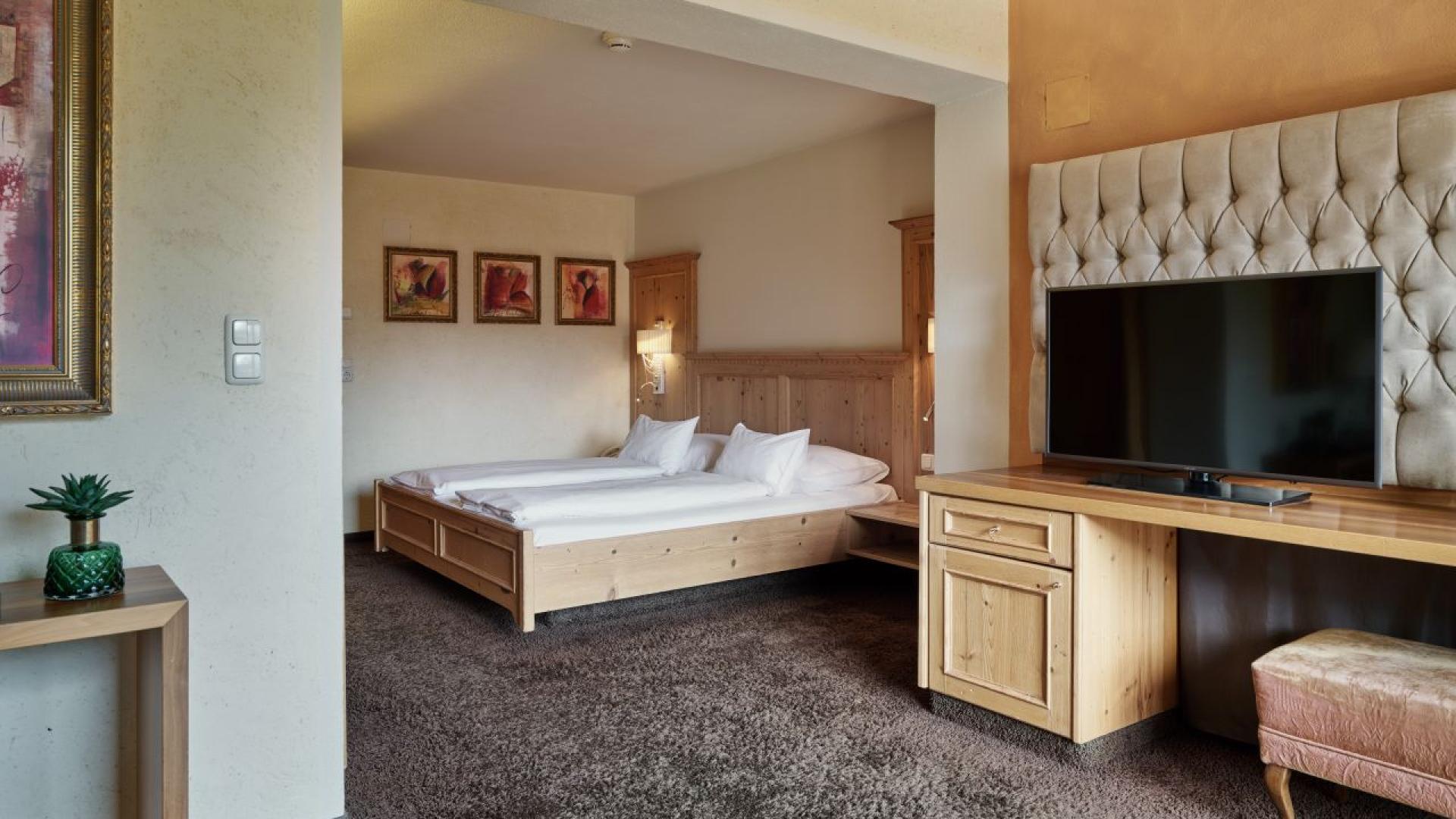 Hotel MOHR life resort Zimmer mit Doppelbett und Fernseher