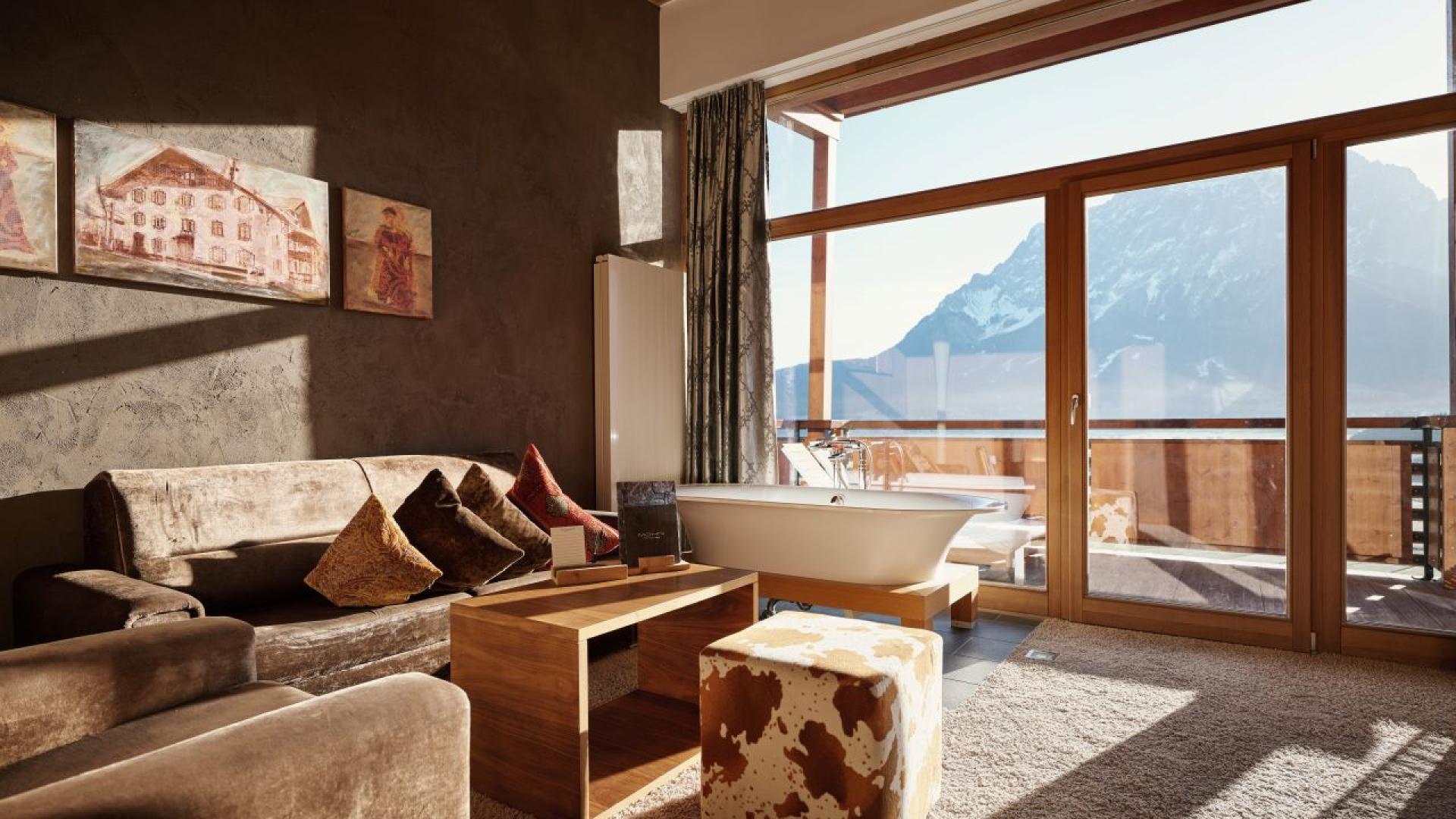 Gemütlicher Wohnbereich mit Bergblick im Hotel MOHR life resort