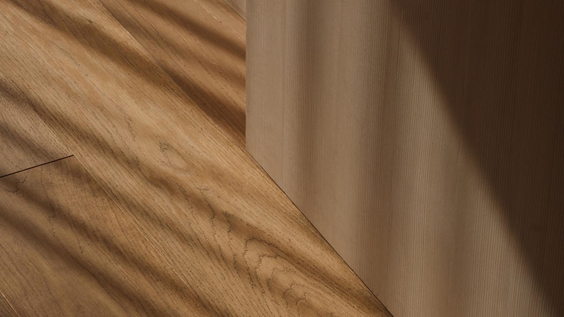 Holzboden mit Schatten im Hotel Aurora