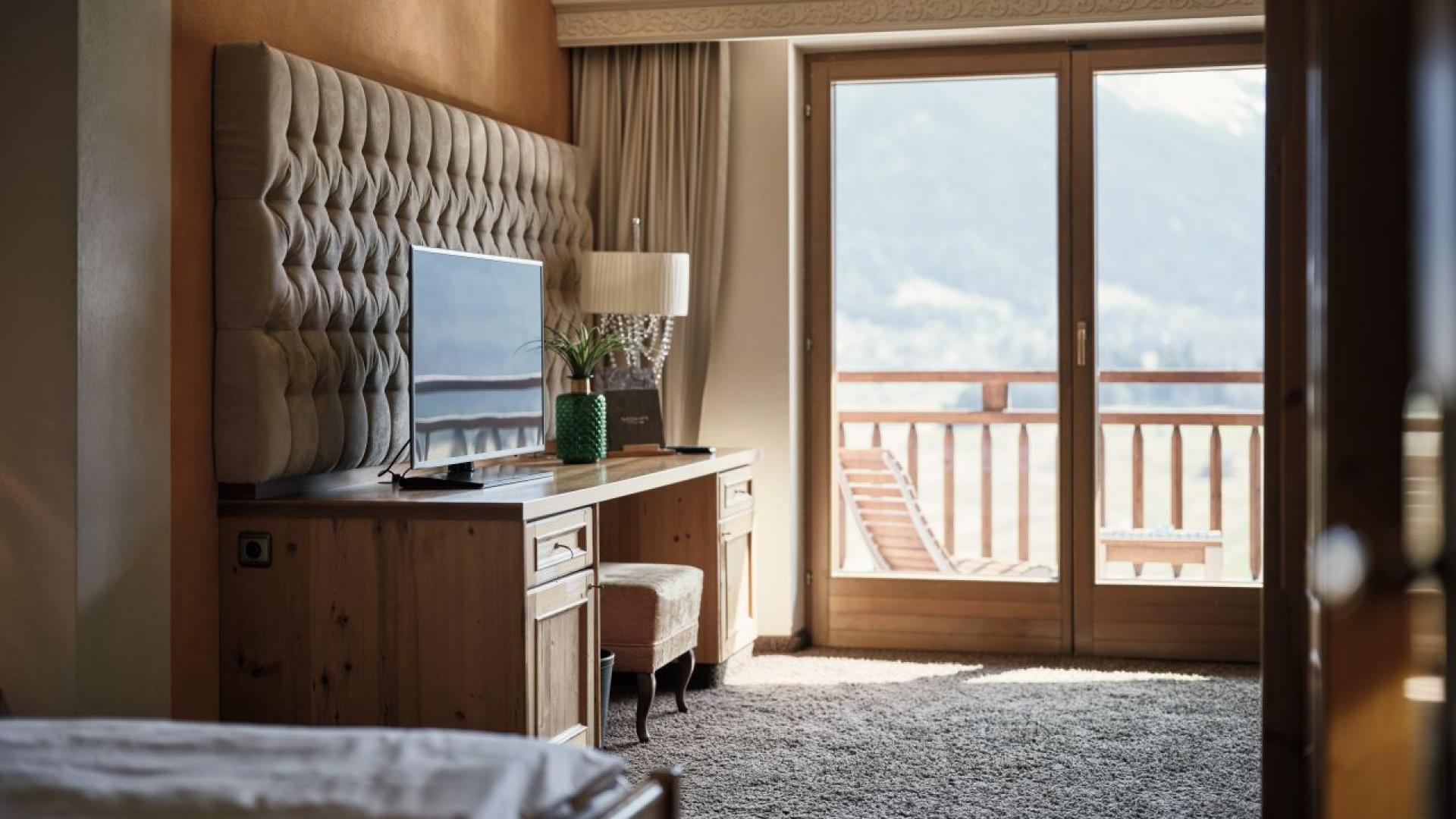 Hotel MOHR life resort Zimmer mit Balkon und Bergblick