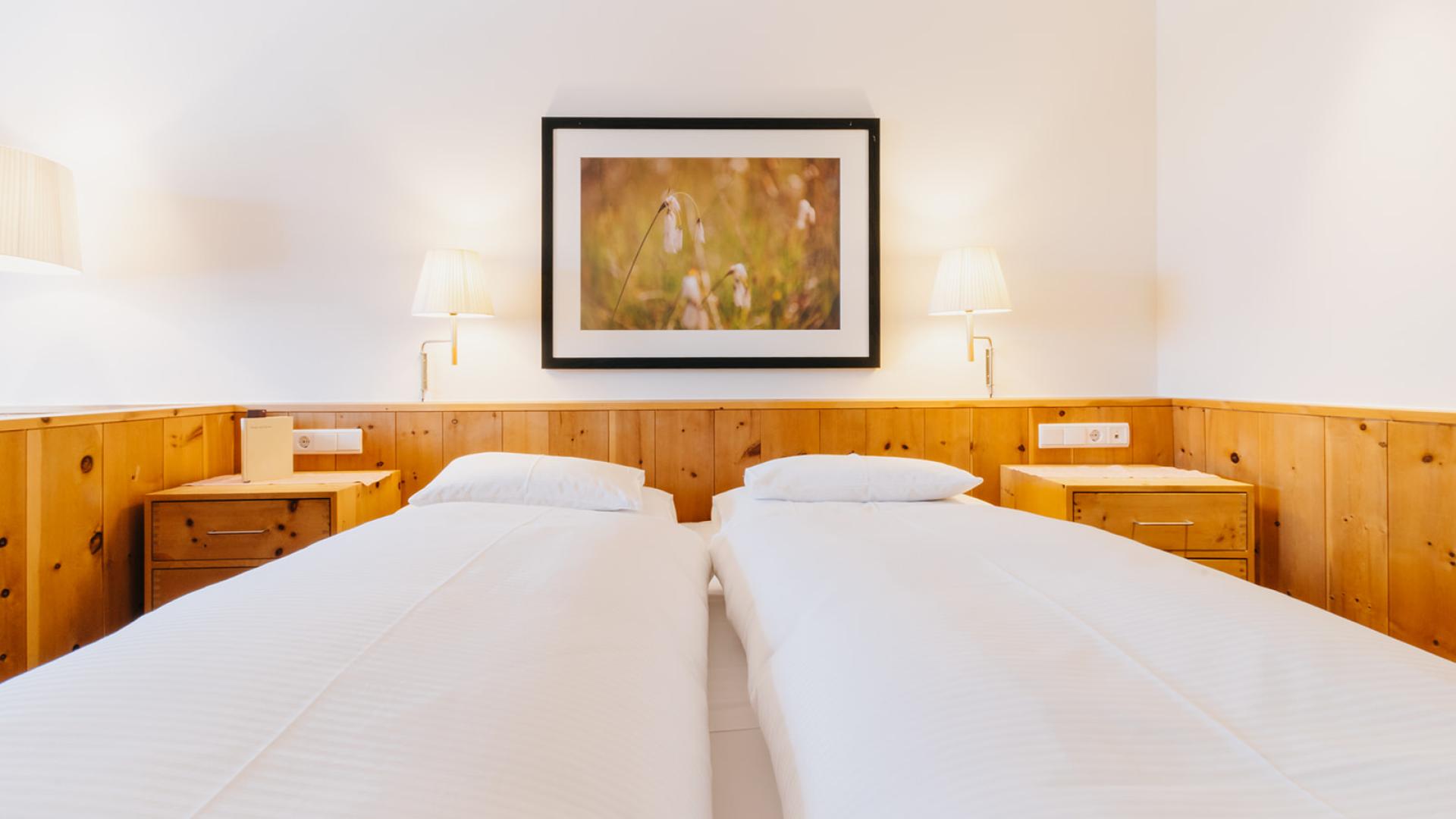 Gemütliches Doppelzimmer mit Holzdekoration im Hotel Aurora