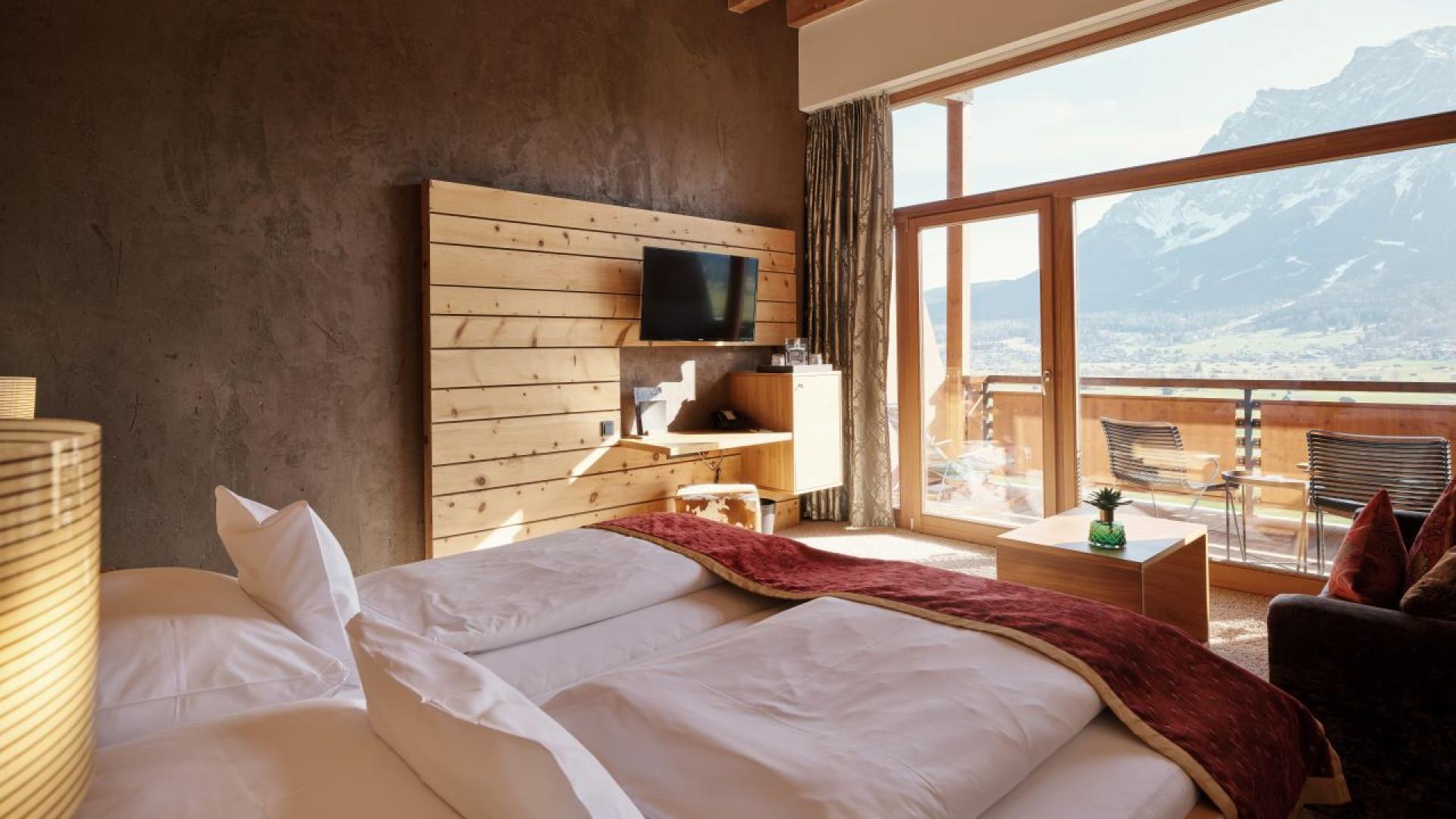 Gemütliches Zimmer im Hotel MOHR life resort mit Bergblick und Balkon