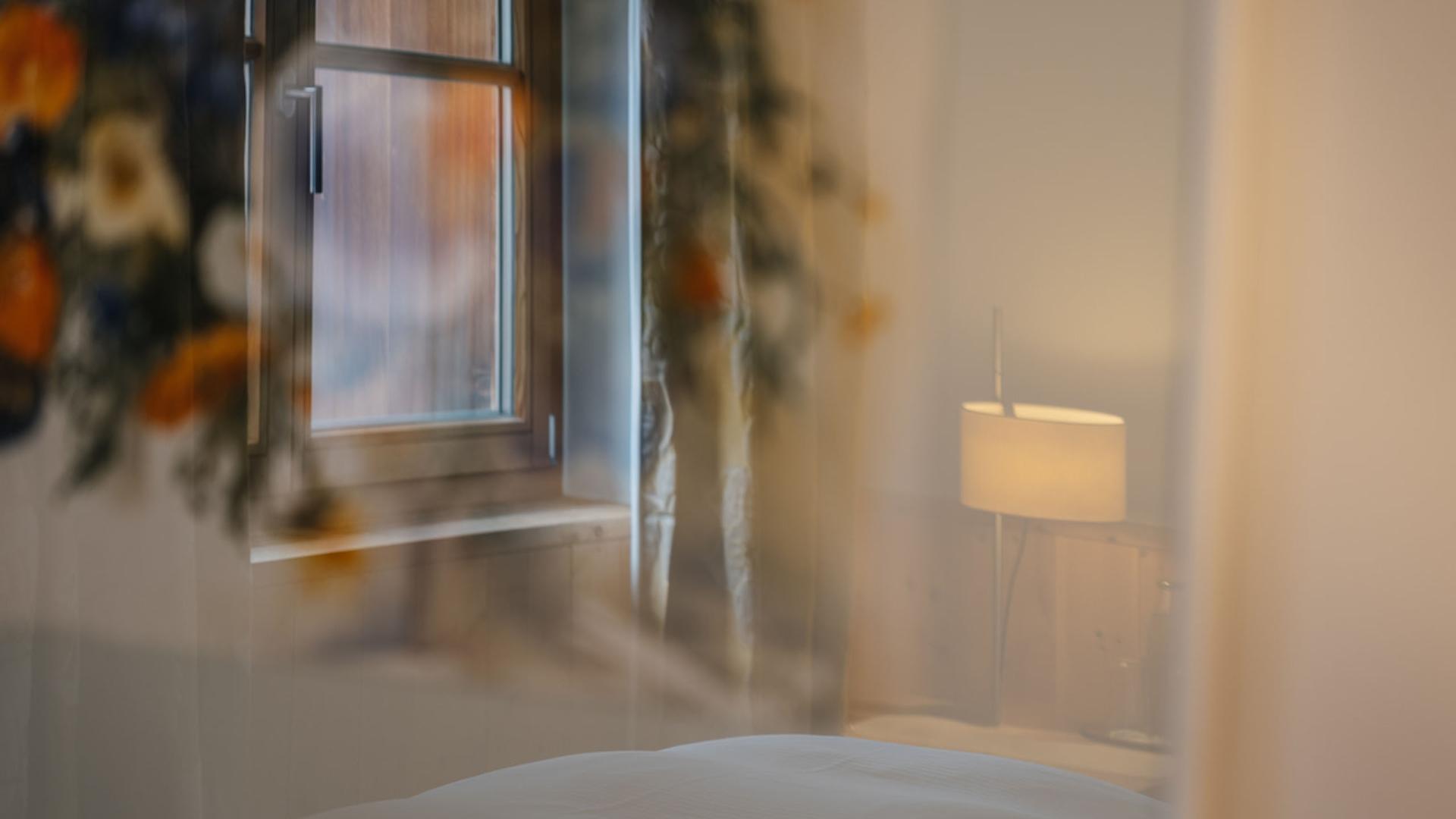 Zimmerblick im Hotel Aurora mit Fenster und Lampe